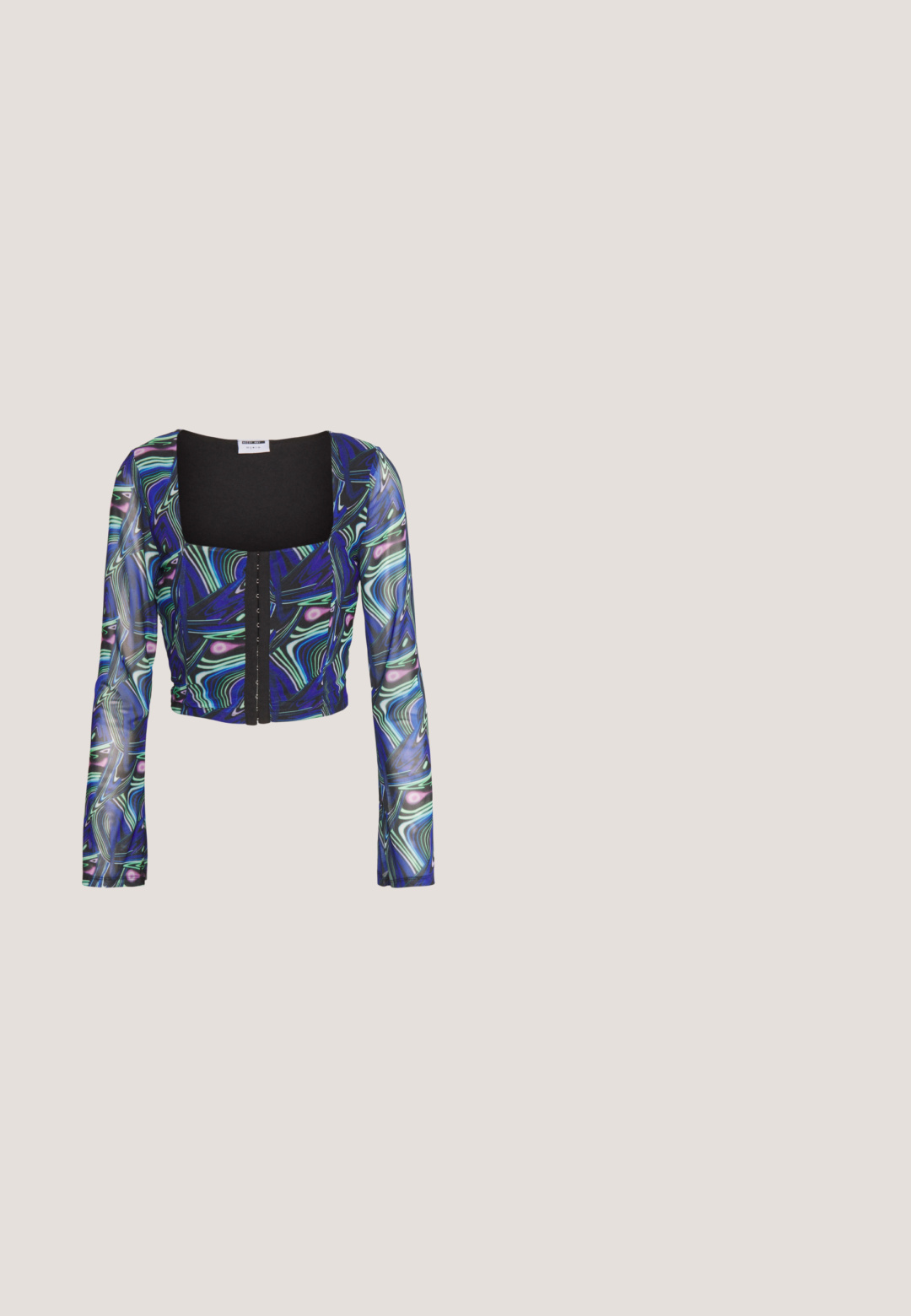 Noisy May NMLESLEY CORSET BELL  - T-shirts print - deep blue; Sorte vide ben bukser lavet af et glat stof, med en frontknaplukning og to frontfolder for ekstra detaljer.; Sort læderloafer med tyk rillede sål, mok tå syning, remdetalje over toppen og trækstrop på hælen, vist i sideprofil.; Sorte solbriller med rektangulært stel, mørke linser, glat plastmateriale og en metalaccent på templet.; Sorte og sølv håndtaske med en tekstureret overflade, der har et diamantmønster, en knyttet håndtag og en struktureret form.; Sølvøreringe med et minimalistisk design. Cirkulær form, glat tekstur og tynd profil. Letvægtige med en poleret overflade.
