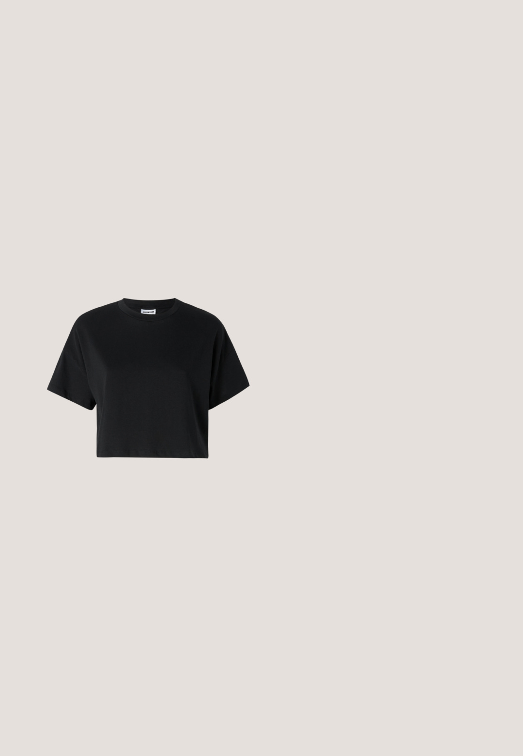 Sort cropped t-shirt med korte ærmer, rund halsudskæring, lavet af glat bomuldsstof, med minimalistisk design og subtile syninger.; Sort denim midi-nederdel med frontslids, fem lomme-design og metalknaplukning. Glat tekstur og klassisk lige form.; Sort hæl sandal lavet af glat læder, med en bred rem over tæerne og en justerbar ankelrem med metalaccenter.; Sorte solbriller med rektangulært stel, mørke linser, glat plastmateriale og en metalaccent på templet.; Sort krokodilleder tekstureret crossbody taske med en aftagelig rem og top håndtag, der har en klaplukning og en glat overflade.; Sølv hoop øreringe med en sløjfedetail i midten, der fremhæver en poleret overflade og en glat tekstur.