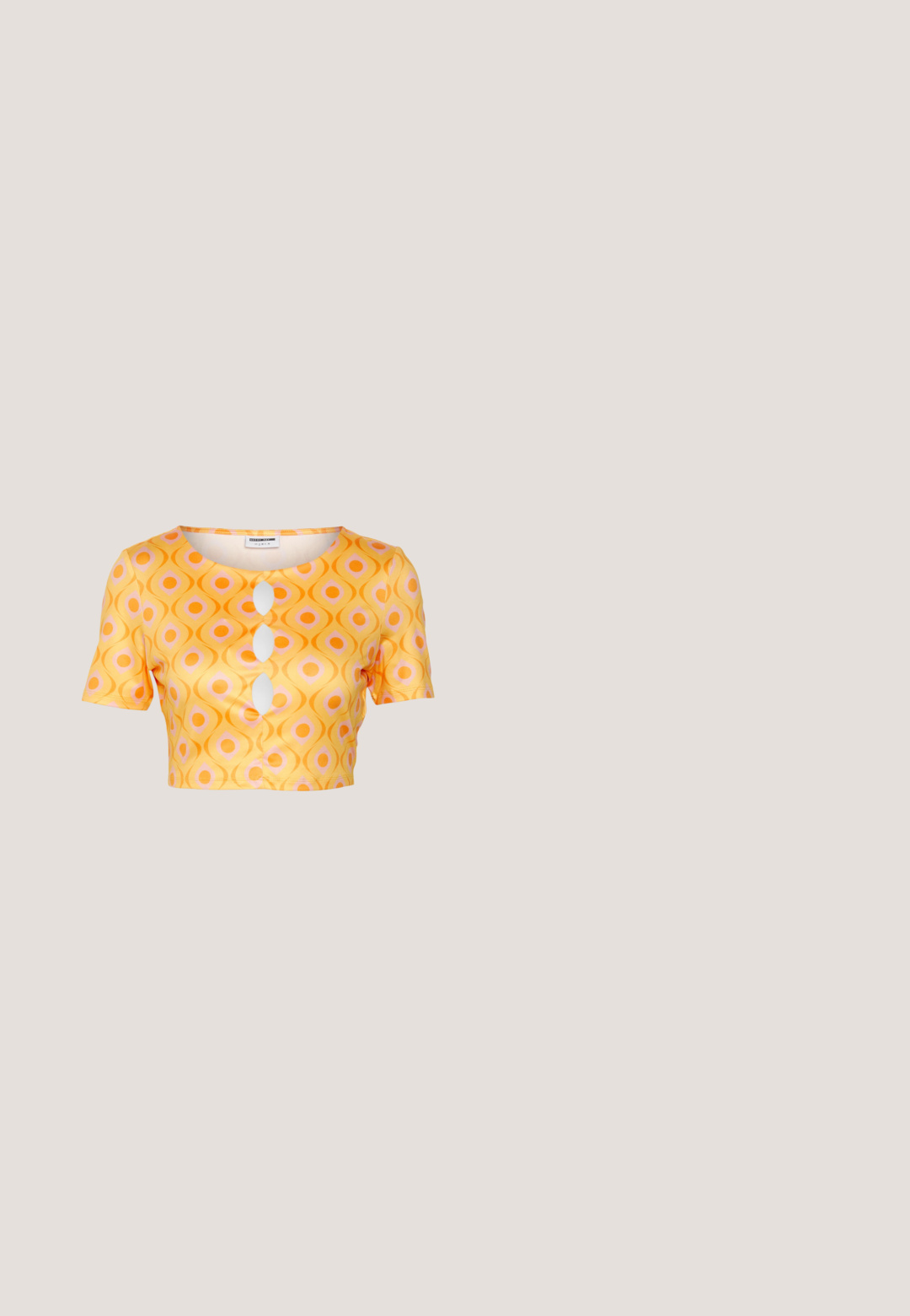 Noisy May Tall NMSISSI GEO TOP  - T-shirt print - quartz pink; Noisy May Tall NMSISSI SHORT SKIRT  - Minirok - quartz pink; Zwarte leren schoen met twee gespsluitingen, voorzien van geperforeerde details, een ronde neus en een gele stiknaad rond de zool.; Bruine schildpad zonnebril met een vintage cat-eye vorm en bruine lenzen. Heeft gebogen armen met rode accenten.; Witte nepleren handtas met een gestructureerde driehoekige vorm, een enkele verstelbare schouderriem en een klep met ronde accenten.; Zilveren oorbellen in de vorm van een ring met een gepolijste afwerking, met een cirkelvorm en een scharnierende postsluiting. Glad oppervlak met minimale details.