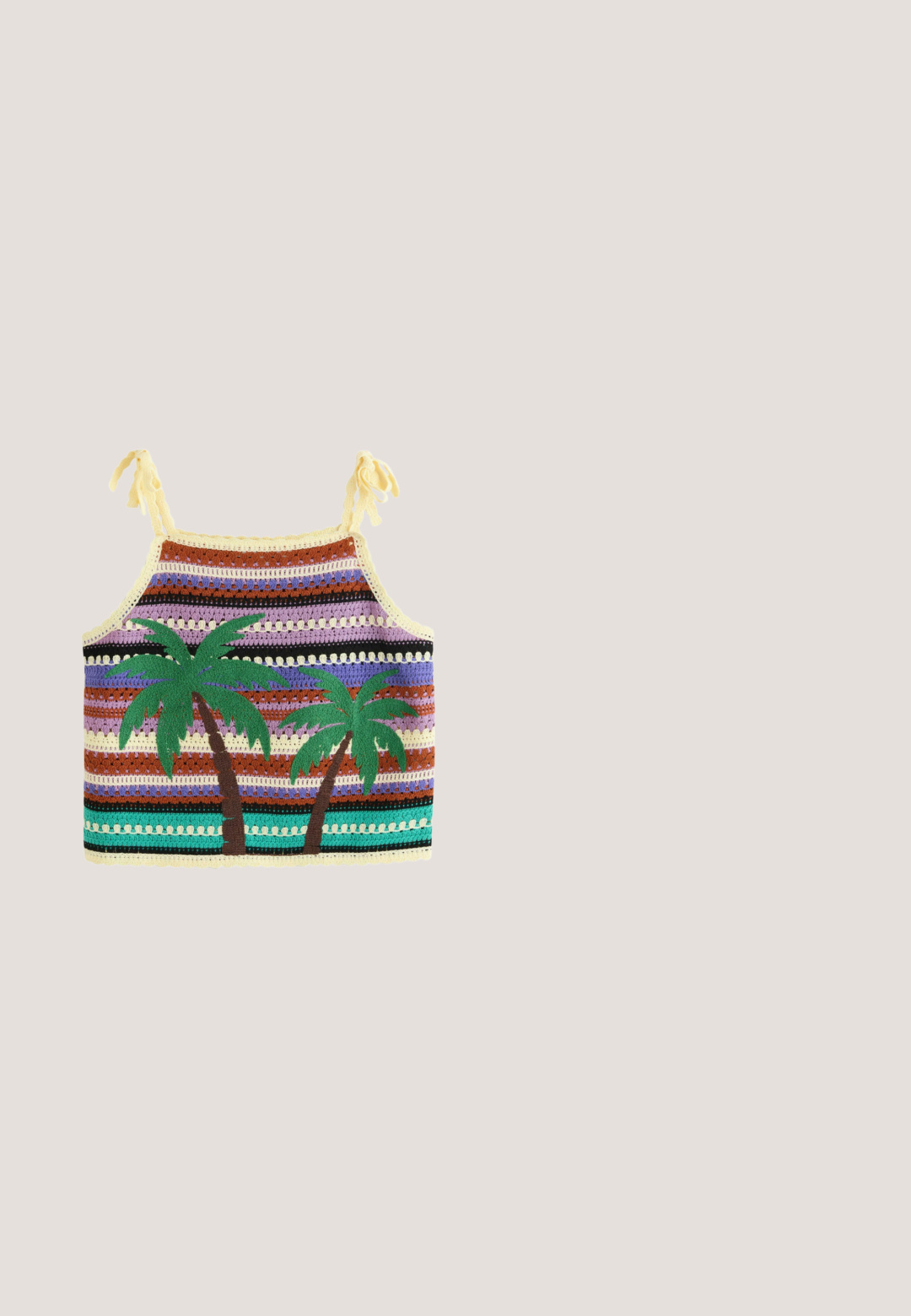 Gehäkeltes, mehrfarbig gestreiftes Crop-Top mit cremefarbenen Bindeträgern und zwei grünen Palmen mit braunen Stämmen auf der Vorderseite.; Maxirock aus leichtem Stoff, mit einem tropischen Blumenmuster in Grün, Pink und Braun und Knopfleiste.; Schwarze Wildledersandale mit einem breiten Riemen, Knöchelverschluss und einer geschichteten Keilsohle, die natürliche Texturen und ein geflochtenes Muster aufweist.;  Katzenaugen-Sonnenbrille mit einem schwarz-orangenen Schildpattrahmen, braunen Gläsern und schlanken, spitzen Enden. Verfügt über ein minimalistisches Logo am Bügel.; Geflochtene Strohtasche in hellbeige, mit einem gebogenen Schulterriemen und einem geräumigen, offenen Design mit strukturierten Oberflächen.; Goldene Metallohrringe mit einer geschwungenen, länglichen Blattform. Die Oberfläche ist glatt und matt und weist dünne horizontale Akzente auf.
