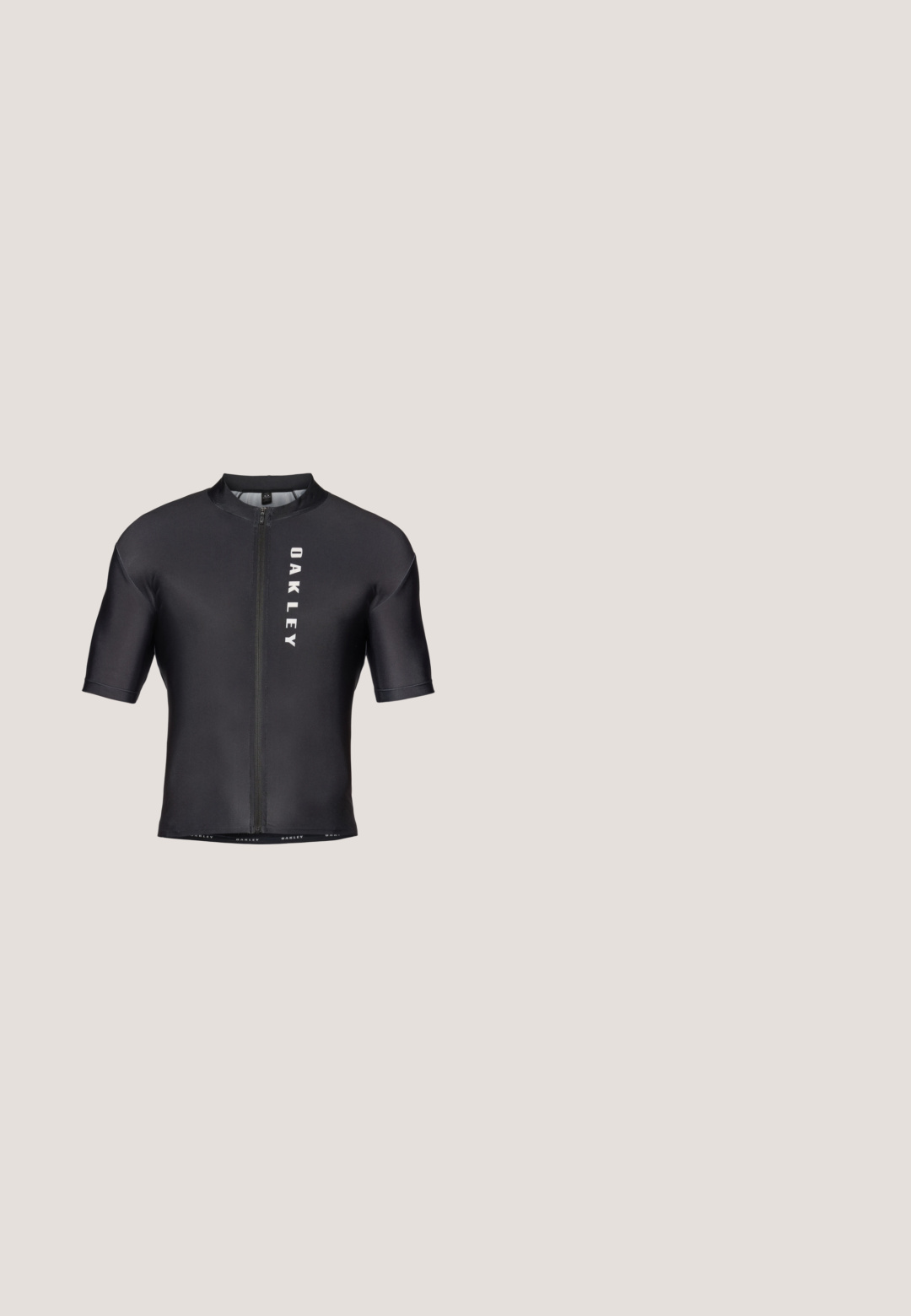 Cykeltrøje med korte ærmer lavet af sort, glat stof. Har en lynlås foran og "OAKLEY" trykt i hvidt på venstre side.; Sorte atletikshorts med elastisk talje, sidelommer, knap foran og diskret Jordan-logo på venstre ben.; Sorte løbesko med en glat syntetisk overdel, perforerede detaljer, teksturerede sidedele og en distinkt fjedrende sål.; Arnette HOT SHOT - Solbriller - dark grey; Sorte læderhandsker med en glat tekstur, fire fingre og en foldet manchet. Har et lille metal-logo ved håndleddet.; Sort elastisk bælte med en rektangulær, mat sort spænde med en struktureret overflade. Enkel design, alsidig til forskellige outfits.