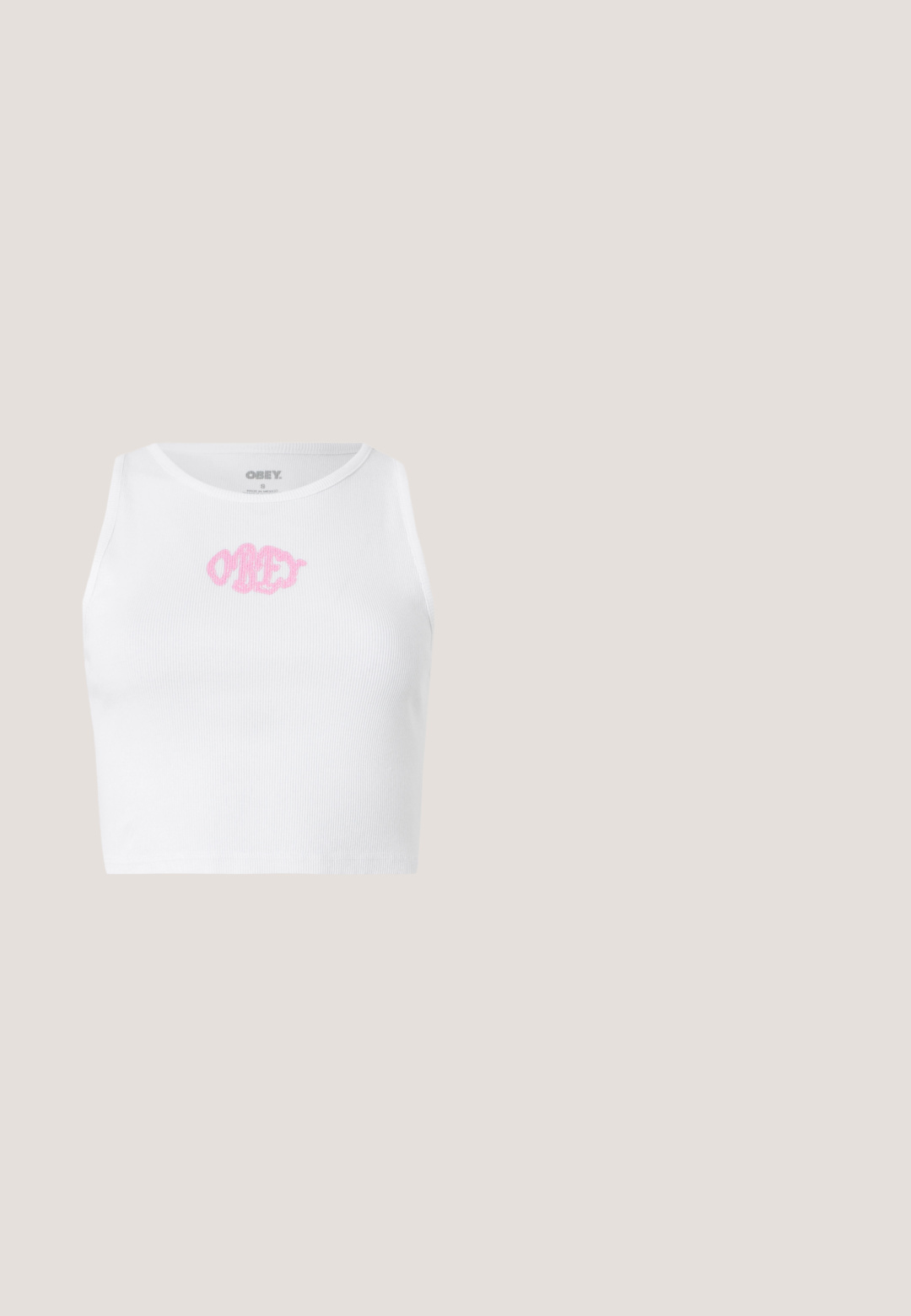 Weißes, geripptes Crop-Top mit einem rosa "OBEY"-Logo in der Mitte. Mit rundem Ausschnitt und ärmellosem Design.; Schwarze gewaschene Denim-Jeans mit hoher Taille, Doppelknopfverschluss, Vordertaschen und leicht ausgestellten Beinen.; Weißer klobiger Sneaker mit dicker Sohle, silbernem Detail an Ferse und Seite, Schnürung vorne und Zuglasche hinten.; Ein Paar rechteckige Sonnenbrillen mit lichtblauen, halbtransparenten Rahmen und dunkelgrauen Gläsern, ausgestattet mit geraden Bügeln und minimalen Hardware-Details.; Schwarze Handtasche aus lackiertem Leder mit einer geschwungenen Form, einem einzelnen Griff und einem runden Boden. Verfügt über ein dezentes Logo-Detail auf der Vorderseite.; Silberne Halskette mit kleinen rechteckigen Metallakzenten, gleichmäßig verteilt, und verstellbarem Verschluss auf weißem Hintergrund.