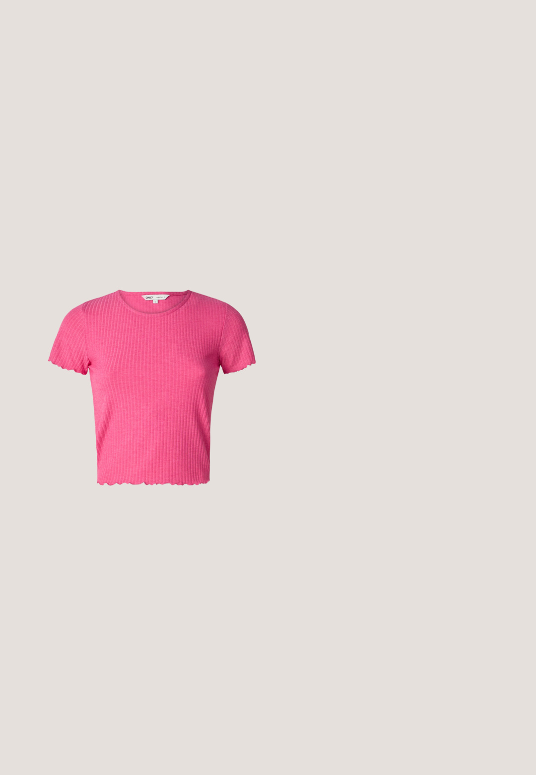 Top corto de manga corta de color rosa con cuello redondo y dobladillo festoneado. Hecho de una tela suave, presenta una silueta ajustada.; Falda negra de cuero en línea A con costuras visibles y un ligero brillo, con cintura alta y bajo corto.; Zapato estilo Mary Jane en cuero crema con puntera de charol negro. Presenta una punta redonda, tirante en el tobillo con una hebilla cuadrada y un tacón bajo y cuadrado.; Gafas de sol transparentes rosas con lentes ovalados, tinte rojo oscuro y varillas delgadas, con un acabado suave y detalles sutiles en la montura.; Pieces PCALUANA SHOULDER BAG - Bolso de mano - black; Los pendientes de aro de plata presentan un diseño suave y redondeado con un perfil delgado y un cierre seguro. Estilo minimalista con un acabado pulido.
