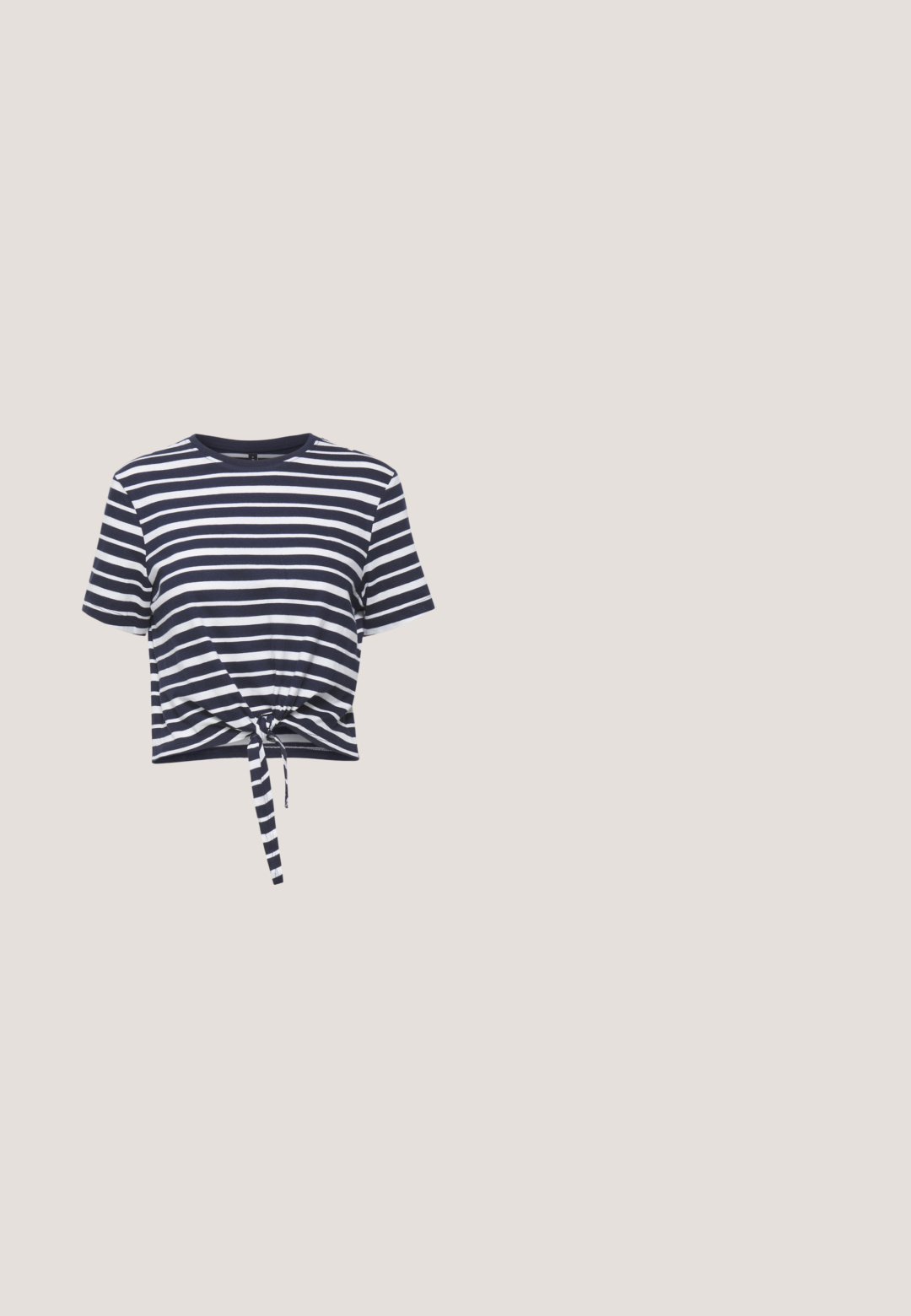 Marineblauw en witte gestreepte cropped t-shirt met korte mouwen, ronde halslijn en een knoopdetail aan de onderrand. Zacht katoen materiaal.; Noisy May NMAVA SKINNY SKIRT - Jeansrok - medium blue denim; Witte sneakers met een textuur oppervlak, zwarte zijstrepen en een dikke witte zool. Heeft een vetersluiting en een logo op de tong.; Roze transparante zonnebril met ovale lenzen, donkerrode tint en slanke pootjes, met een gladde afwerking en subtiele details op het frame.; Witte nepleren handtas met een gestructureerde driehoekige vorm, een enkele verstelbare schouderriem en een klep met ronde accenten.; Zilverkleurige oorringen met een gladde, ronde vorm en een gepolijste afwerking. Beide oorbellen zijn van dezelfde grootte en hebben een veilige sluitmechanisme.
