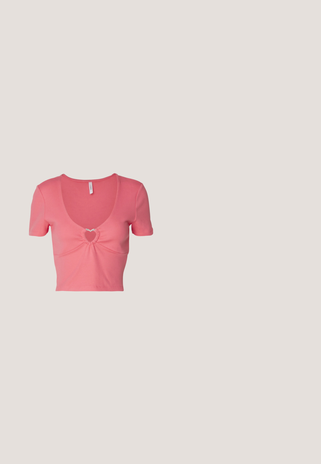 ONLY ONLFREJA LIFE TRIM BOX - T-shirt print - coral paradise; Lichtblauwe spijkerbroek van denim, met een hoge taille, rechte been snit en verwasemde details met scheuren op de knieën.; Witte Nike Air Force 1 sneaker die zweeft boven een betonnen oppervlak met schaduwen in een minimalistische setting.; Roze transparante zonnebril met ovale lenzen, donkerrode tint en slanke pootjes, met een gladde afwerking en subtiele details op het frame.; Witte nepleren handtas met een gestructureerde driehoekige vorm, een enkele verstelbare schouderriem en een klep met ronde accenten.; Pilgrim Oorbellen - gold-coloured