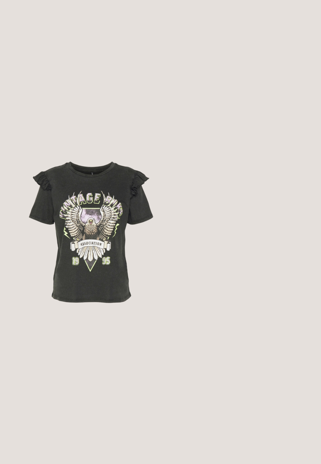 Schwarzes T-Shirt mit kurzen Rümpfen und Rüschensleeves, mit einem Druck eines Adlers, "Vintage BIKES" und Text darunter, in Weiß und Grün.; Schwarze, ausgestellte Hosen aus einem elastischen Stoff. Das Design zeichnet sich durch einen hohen Bund und einen ausladenden Saum aus, der unterhalb des Knies beginnt.; Schwarze knöchelhohe Plateaustiefel aus glattem Leder, mit dicken quadratischen Absätzen und einem eleganten Design, vor einer Stadtkulisse.; Schwarze Sonnenbrille mit grauen Gläsern, versehen mit einem Rastermuster aus kleinen metallischen Strasssteinen entlang der Fassung. Glatte Oberfläche, kantiges Design.; Schwarz-silberne Handtasche mit einer strukturierten Oberfläche, die ein Diamantmuster aufweist, einem geknoteten Griff und einer strukturierten Form.; Große Silberohrringe mit polierter Metalloberfläche, die ein glattes, kreisförmiges Design und einen sicheren Klappverschluss aufweisen.