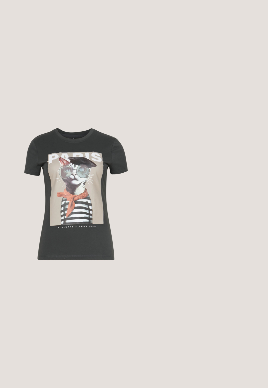 Schwarzes Baumwoll-T-Shirt mit einem Motiv einer Katze mit Brille und Baskenmütze, die ein gestreiftes Hemd und einen orangenen Schal trägt, mit Text darunter.; Schlank jeans aus hellblauem Denim, mit hoher Taille, klassischem Fünf-Taschen-Design und rohem Saum an den Knöcheln.; Schwarze Slingback-Schuhe mit Nietenakzenten, flachem Absatz, metallener Zehenschutzkappe und verstellbaren Riemen mit Schnalle. Dekorative Hardware-Details vorhanden.; Braune Schildpatt-Sonnenbrille mit einer Vintage-Cat-Eye-Form und braunen Gläsern. Verfügt über gebogene Bügel mit roten Akzenten.; Schwarze Handtasche mit Krokodillederstruktur, rechteckige Form, obere Klappe und ein einzelner kurzer Griff.; Silberne Creolen mit einem Kreuz- und Herz-Anhänger. Glatte, glänzende Textur mit polierter Oberfläche. Jeder Anhänger hängt an einem sicheren Ring.