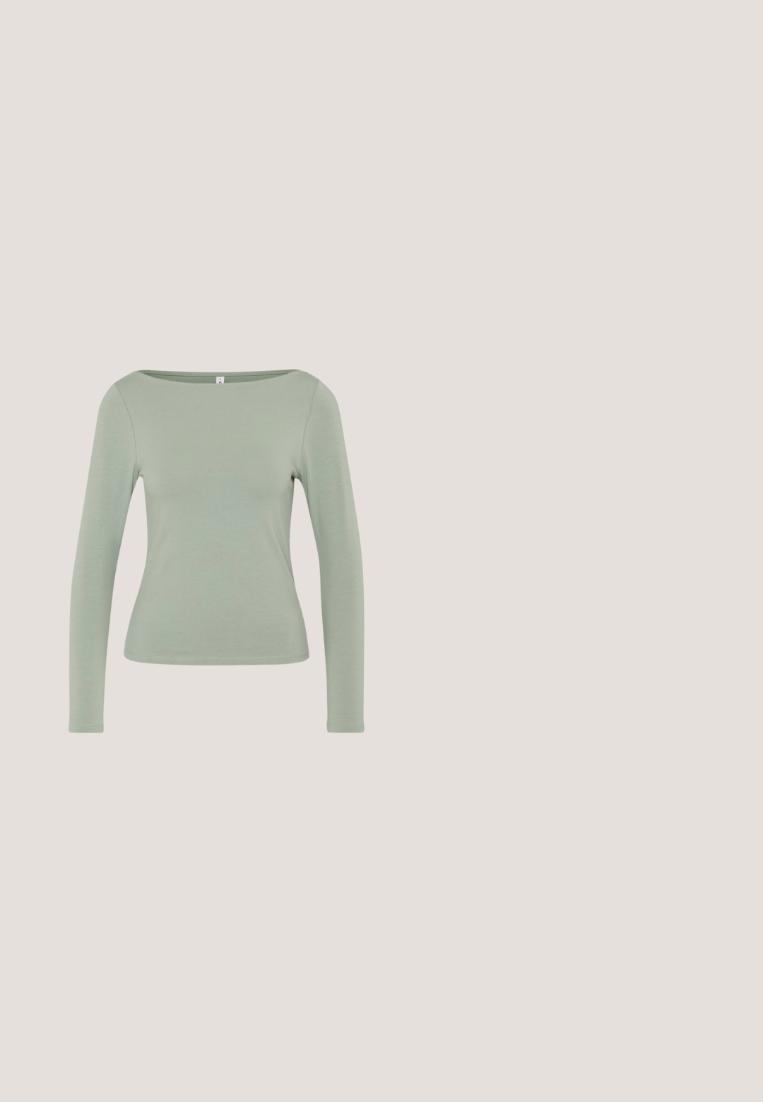 Camiseta de manga larga en un suave y ligero tejido verde claro elástico. Presenta un escote barco y una silueta ajustada con una textura lisa y uniforme.; Pantalones de pierna ancha en color aqua, fabricados con una tela suave, que cuentan con una cinturilla elástica y pliegues frontales para un ajuste relajado. Adecuados para un estilo casual.; Zapato de cuero negro con dos correas de hebilla, detalles perforados, puntera redondeada y un acento de costura amarilla alrededor de la suela.; Gafas de sol negras con diseño envolvente, lentes oscuros, acentos brillantes en forma de estrella y almohadillas nasales ajustables.; Bolso cruzado negro con textura de cocodrilo, con una correa desmontable y un asa superior, que presenta un cierre de solapa y un acabado suave.; Pendientes de metal plateado con un diseño curvado minimalista, que presentan formas de lágrima abiertas y alargadas con un acabado mate.
