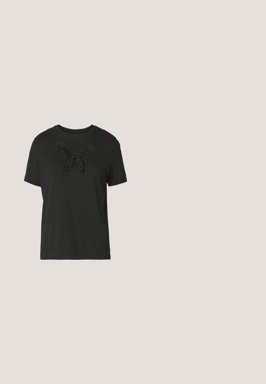 Sort bomulds T-shirt med et struktureret sort sommerfugl design på forsiden, korte ærmer og en klassisk rund halsudskæring.; Grå højtaljede jeans med lige ben, knap- og lynlåslukning, fem lommer og en tekstureret denimfinish.; Nike P-6000 sneakers med en lys grå mesh overdel, sorte accenter og en holdbar sort gummisål. Har et detaljeret design og snøresystem.; Lyserøde transparente solbriller med ovale linser, mørkerød toning og slanke stænger, der har en glat overflade og diskret detaljering på rammen.; Sort hobo taske lavet af glat læder med en buet silhuet, der har en enkelt justerbar skulderrem og minimalistiske designdetaljer.; Sølv hjerteformede hængelåse med indgraveret "JA" og "NEJ" tekst, poleret finish, symmetrisk design og en robust metalklap.