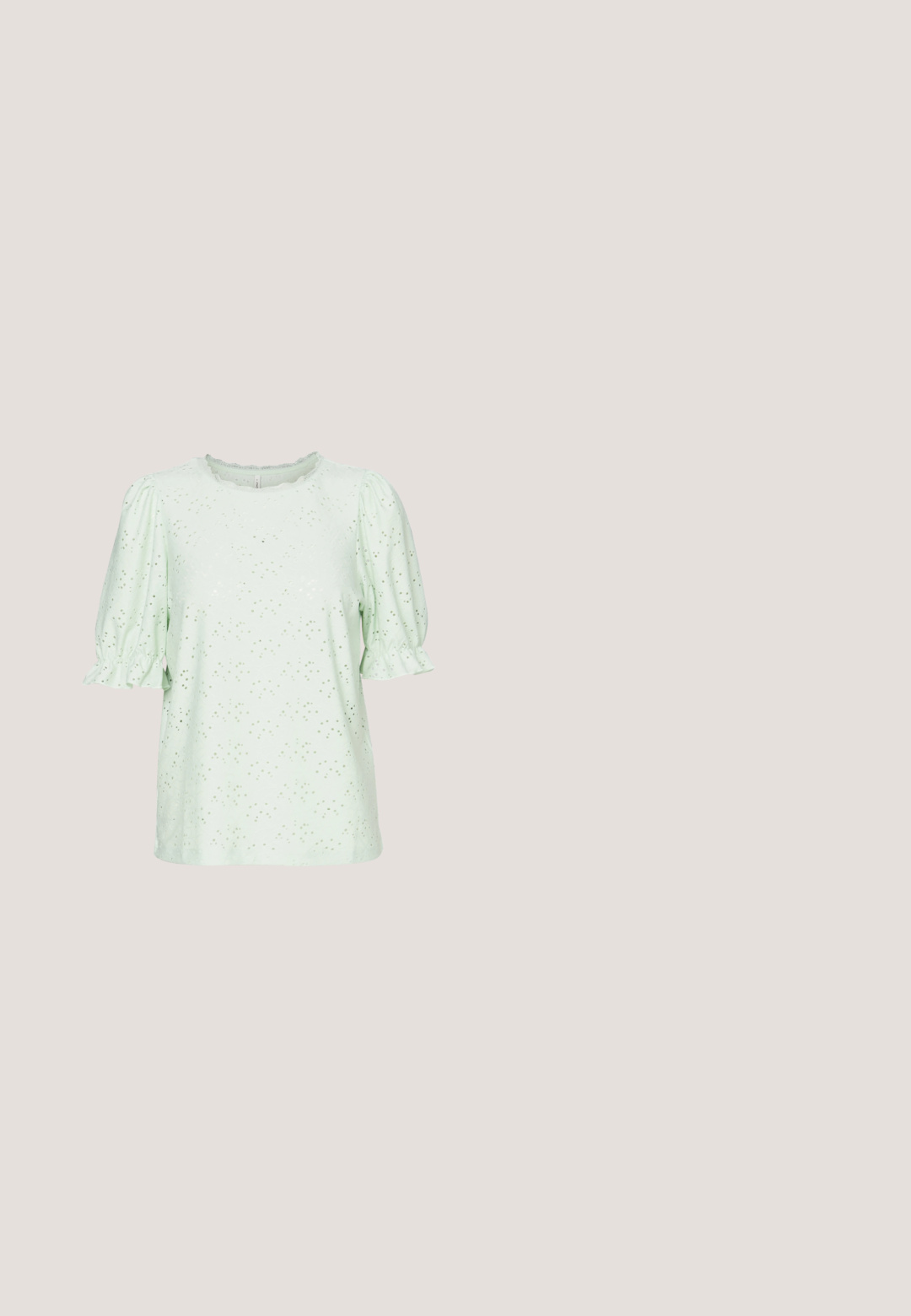 ONLY ONLNEW - Tričko s potlačou - subtle green; Svetlo modrá džínová minisukňa s predným zapínaním na gombíky a zips, pútka na opasok a predné vrecká.; Športové topánky Nike s strieborným sieťovaným zvrškom, bielymi detailmi a textúrovanými podrážkami, skombinované s voľnými námorníckymi nohavicami.; Oválne okuliare s kovovým strieborným rámom, priesvitnými šošovkami a textúrovanými perlovými akcentmi na spánkoch. Ľahký dizajn s zahnutými ramenami.; Polstrovaná zelená ramenná taška s mäkkou textúrou, obdĺžnikovým tvarom, jedným popruhom a zlatou zipsovou uzáverou. Obsahuje prešívaný vzor.; Strieborné náušnice v dizajne skrúteného krúžku, s textúrovaným povrchom a drážkovanými detailmi, zabezpečené pomocou klipsne.