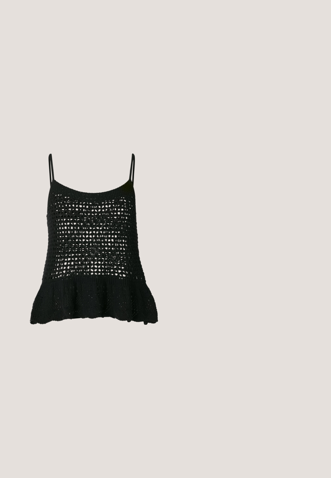 Sort strikket tanktop med en løs hæklet design, tynde stropper og en flagrende nederste kant for ekstra form og tekstur.; Sorte bukser med vide ben lavet af bomuldsstof. Har en elastisk linning og en glat, struktureret overflade. Ingen synlige mønstre eller detaljer.; Sorte flade sandaler med tynde justerbare stropper, rektangulær tåpost og en struktureret mat finish. Har en lav, let firkantet hæl.; Sorte rektangulære solbriller med mørkt tonede linser, tyk plastramme og brede stænger. Glat overflade og kantet design.; Sort polstret håndtaske med et rundt håndtag, der har en glat, skinnende overflade og en blød, kviltet tekstur. Ingen synlige hardware eller accenter.; To uregelmæssigt formede ringe side om side, den ene sølv med teksturerede detaljer, den anden glat og mat guld.