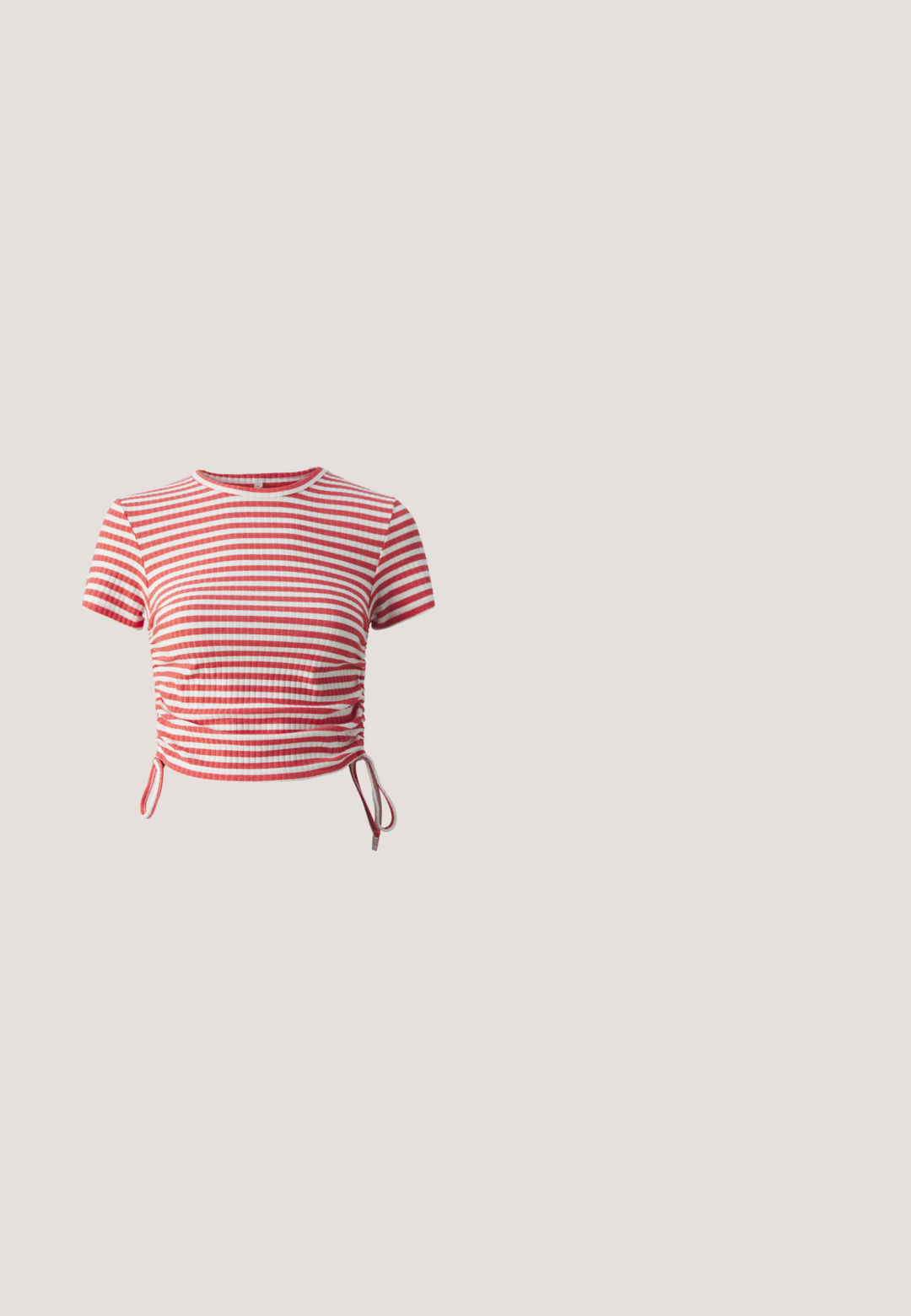 Červeno-biely pruhovaný crop top s krátkymi rukávmi, rebrovanou textúrou, zhromaždenými stranami s viazaním, okrúhlym výstrihom a priliehavým strihom.; Svetlomodré džíny z denimu s vysokým pásom, širokým strihom a prednými záhybmi. Obsahujú typické švy a zapínanie na gombík v páse.; Osoba nosiace biele vysoké tenisky Converse s hrubými podrážkami a skrátené modré rifle s ošúchaným lemom na pozadí tehlovej steny a bielej podlahy.; Ružové priehľadné slnečné okuliare s oválnymi šošovkami, tmavočerveným tónovaním a štíhlymi ramenami, so hladkým povrchom a jemnými detailmi na ráme.; Ružová kožená kabelka s vykrojeným tvarom, jedným nastaviteľným ramenným popruhom a horným zipsom. Textúrovaný povrch s viditeľnými vráskami.; Strieborné kruhové náušnice s hladkým, reflexným povrchom. Guľatý, veľký tvar s bezpečným zapínaním na vrchu. Lesklý povrch ukazuje žiaru.