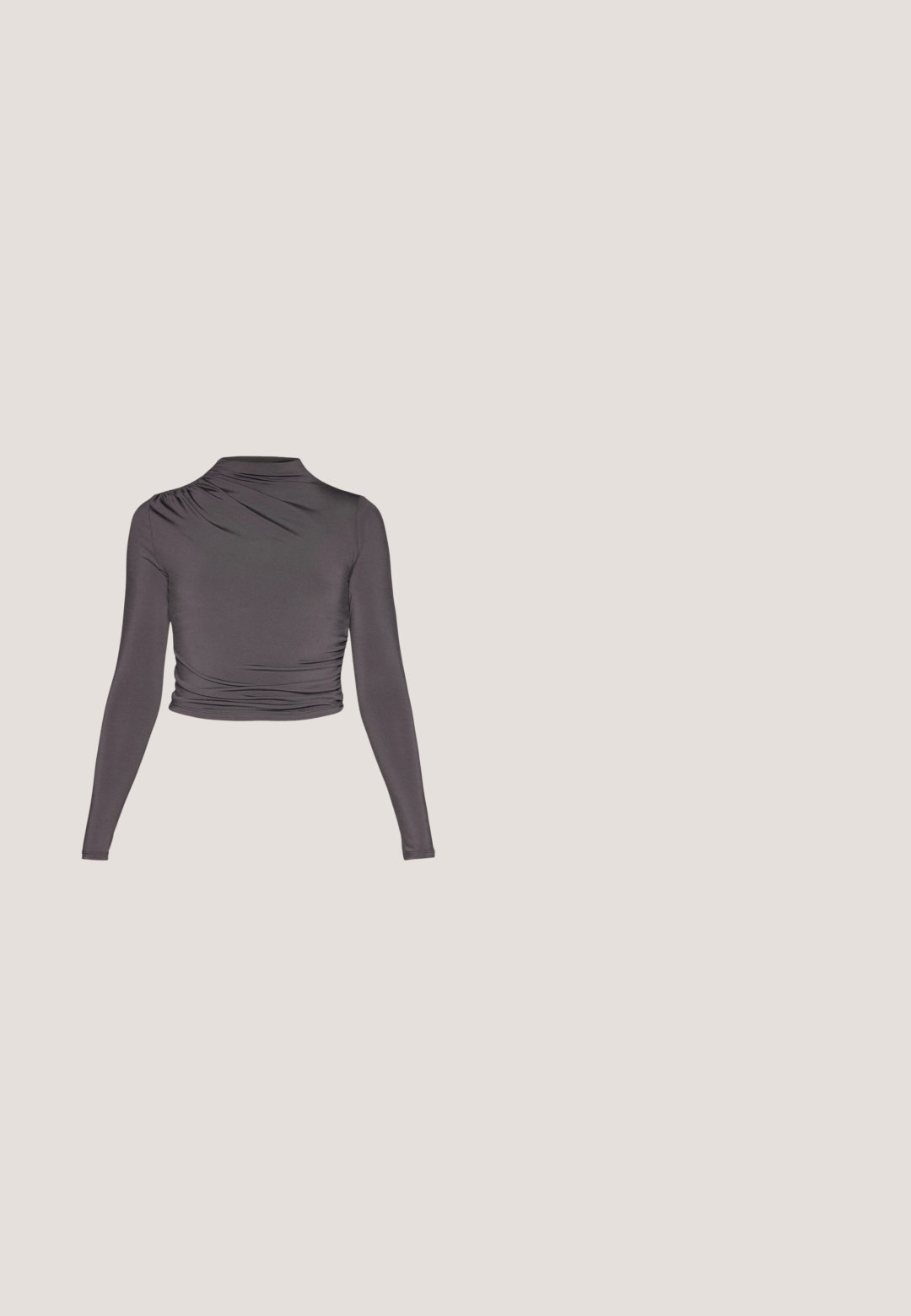 ONLY ONLNAT - Langærmet T-shirt - phantom; Mørkebrune cargo bukser med lige ben, to sidelommer, synlig syning og lukning med frontknap. Fremstillet af slidstærkt stof.; Nike P-6000 sneakers med en lys grå mesh overdel, sorte accenter og en holdbar sort gummisål. Har et detaljeret design og snøresystem.; Ovale briller med en metallisk sølvramme, klare linser og strukturerede perleaccentede stænger. Letvægtsdesign med buede arme.; Grå tekstureret håndtaske med en polstret hank, mesh-detaljer, justerbar rem og en frontlås. Kompakt design med en afrundet form.; Sølv hoops øreringe har et glat, afrundet design med en slank profil og sikker spænde. Minimalistisk stil med en poleret finish.