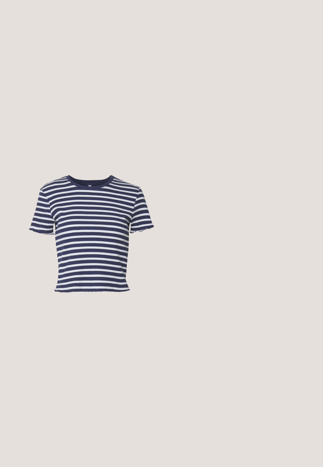 ONLY ONLMETTI BOX - T-shirt print - cloud dancer/clear sky; Leren rok in lichtblauw, met een uitlopende snit, zijsplit en een elastische tailleband voor comfort. Soepele textuur, casual stijl.; Witte leren sneakers met lichtblauwe accenten, grijs suède neus en een bruine rubberen zool. Voorzien van drie blauwe strepen en "Samba"-branding.; Heldere plastic vierkante monturen met doorzichtige glazen, gekenmerkt door gouden accenten op de slapen voor extra detail.; Lichtblauwe denim schoudertas met een brede band en een zichtbare centrale naad, afgebeeld tegen een effen lichtgrijze achtergrond.; Zilveren oorringen met een gevlochten patroon, voorzien van een gestructureerd oppervlak, een sluiting met een pin, een gebogen ontwerp en een gepolijste afwerking.