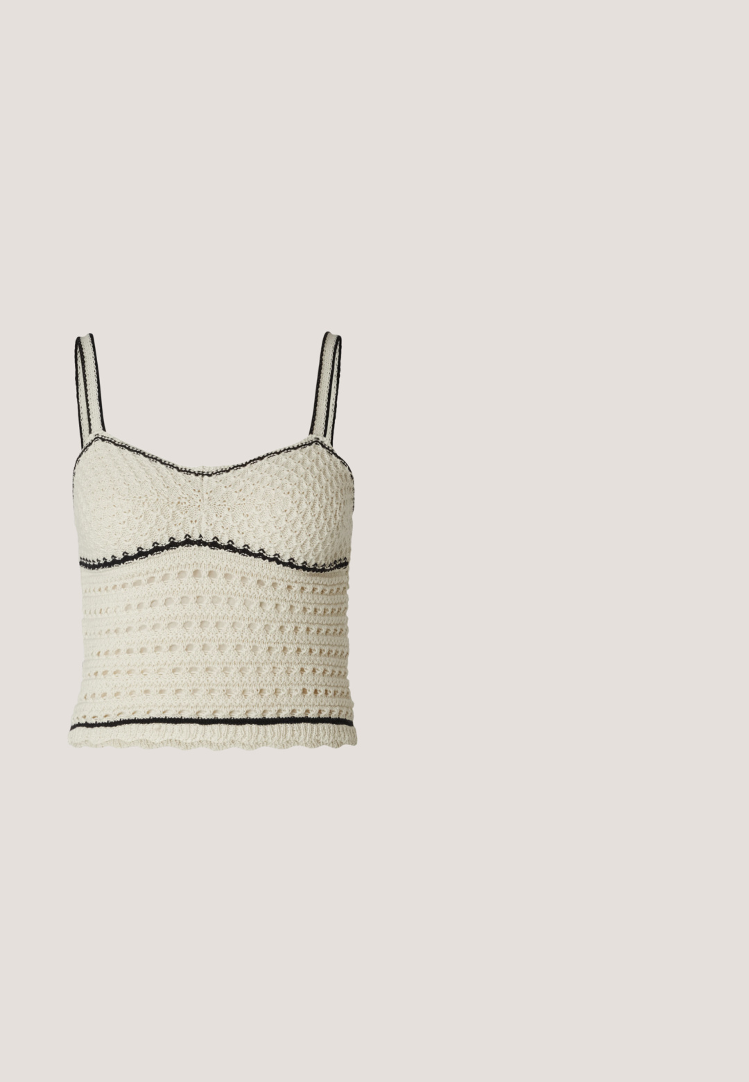 Hæklede top i creme med sorte detaljer. Har en tætsiddende design, justerbare stropper og et tekstureret mønster med cirkulære huller.; Denim nederdel med en lys blå vask, prydet med hvide blomster mønstre, fem-lomme design, front knaplukning og frynset bundkant.; Sorte cowboystøvler i læder med spids tå, synlige sømme, sølvfarvede nitte-detaljer og lynlås på den indvendige side.; Even&Odd Solbriller - black; Blød gul håndtaske med cirkulært håndtag, dekoreret med jævnt fordelte små sølvfarvede metalknopper på en glat overflade.; Sølvkæde med et lille vedhæng med bogstavet J i kursiv og justerbart lås på hvid baggrund.