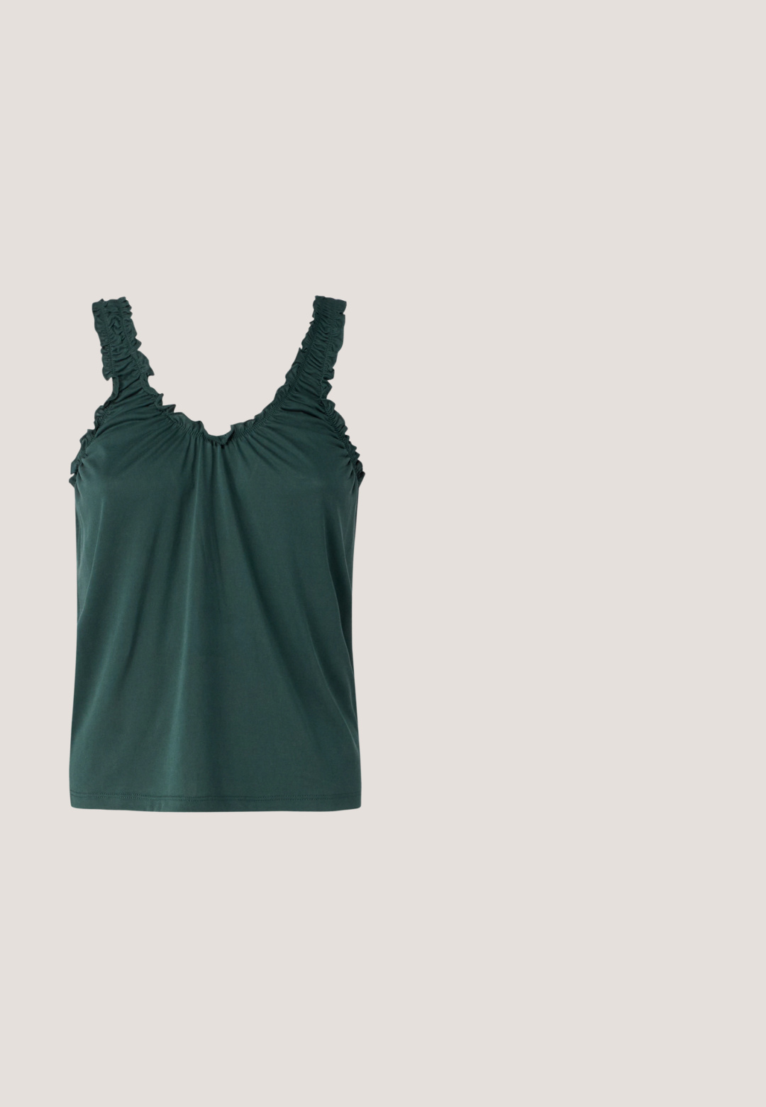 Débardeur vert foncé en tissu lisse. Présente des détails de volants froncés le long des bretelles et du décolleté, avec une coupe décontractée.; Jupe trapèze en denim bleu clair avec fermeture avant par boutons et zip, passants pour ceinture et deux poches avant.; Jambes vêtues d’un pantalon slim noir avec des fentes à l’avant de l’ourlet, assorties à des chaussures plates Mary Jane noires avec une petite bride à boucle.; Lunettes de soleil en écaille de tortue marron avec une forme vintage de lunettes cat-eye et des verres marron. Présente des branches courbées avec des accents rouges.; Sac vert rembourré avec une texture douce, de forme rectangulaire, à une bandoulière, et fermeture à glissière dorée. Présente un motif matelassé.; Boucles d'oreilles en forme de croissant en or avec une finition lisse, présentant des accents orange près du clou et un matériel en argent.