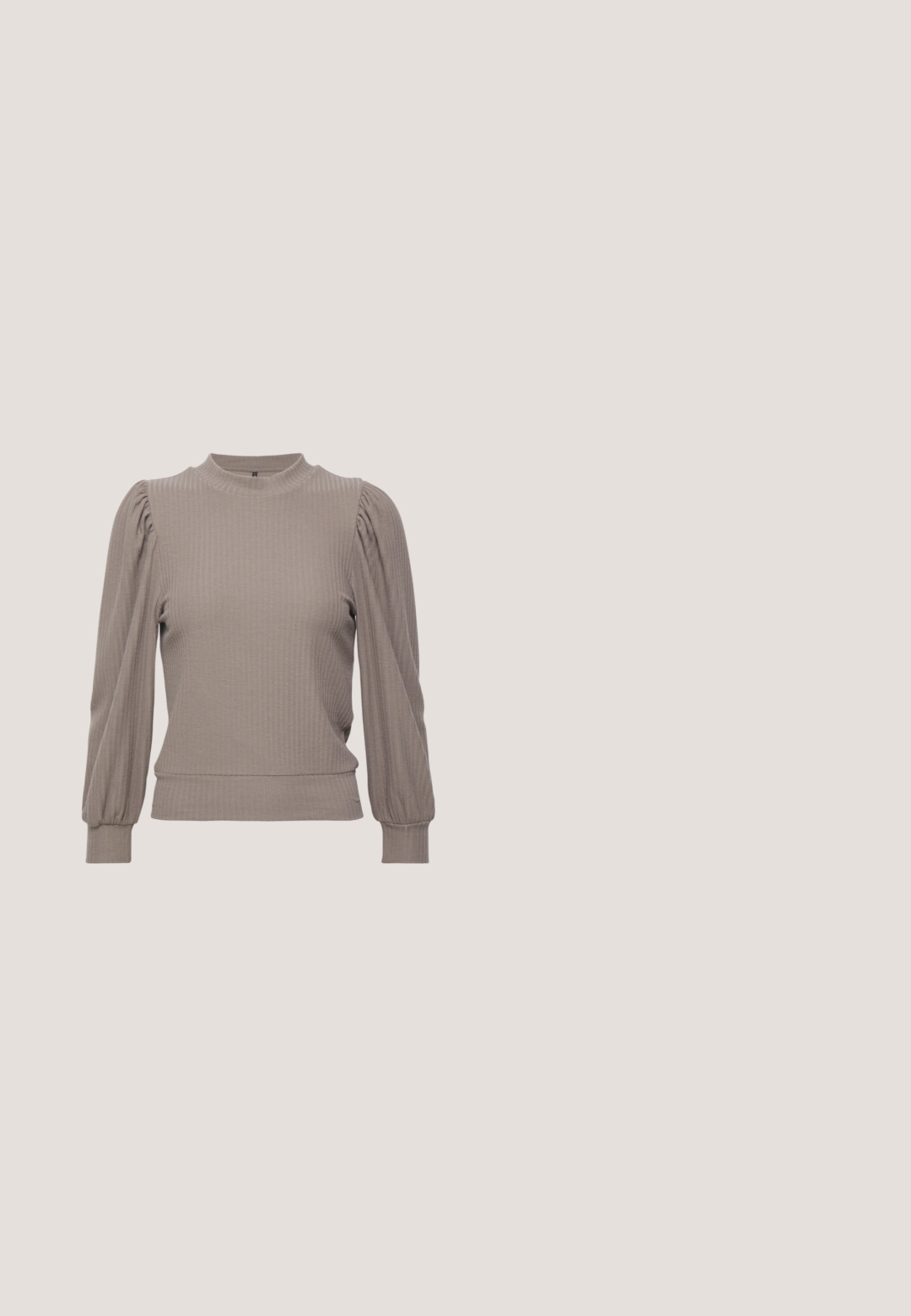 Lange mouwen, geribbelde top in taupe met een hoge hals. Kenmerken zijn gebloemde mouwen en een aansluitende taille. Zacht, rekbaar materiaal.; Blauwe high-waisted rechte spijkerbroek met voorzakken, riemlussen, knoop- en ritssluiting. Licht vervaagde details op de dijen.; Benen met zwarte smalle broek met voorsplitten aan de zoom, gecombineerd met zwarte platte Mary Jane-schoenen met een klein gespje.; Zwarte, hoekige zonnebril met grijze lenzen; gemaakt van plastic, met dikke armen met een gladde oppervlakte en zonder zichtbare hardware.; Zwarte hobo tas van soepel leer met een gebogen silhouet, voorzien van een enkele verstelbare schouderriem en minimalistische ontwerpdetails.; Zilveren creool oorbellen met een gladde, reflecterende oppervlak. Ronde, grote vorm met een veilige sluiting aan de bovenkant. Gepolijste afwerking toont de glans.