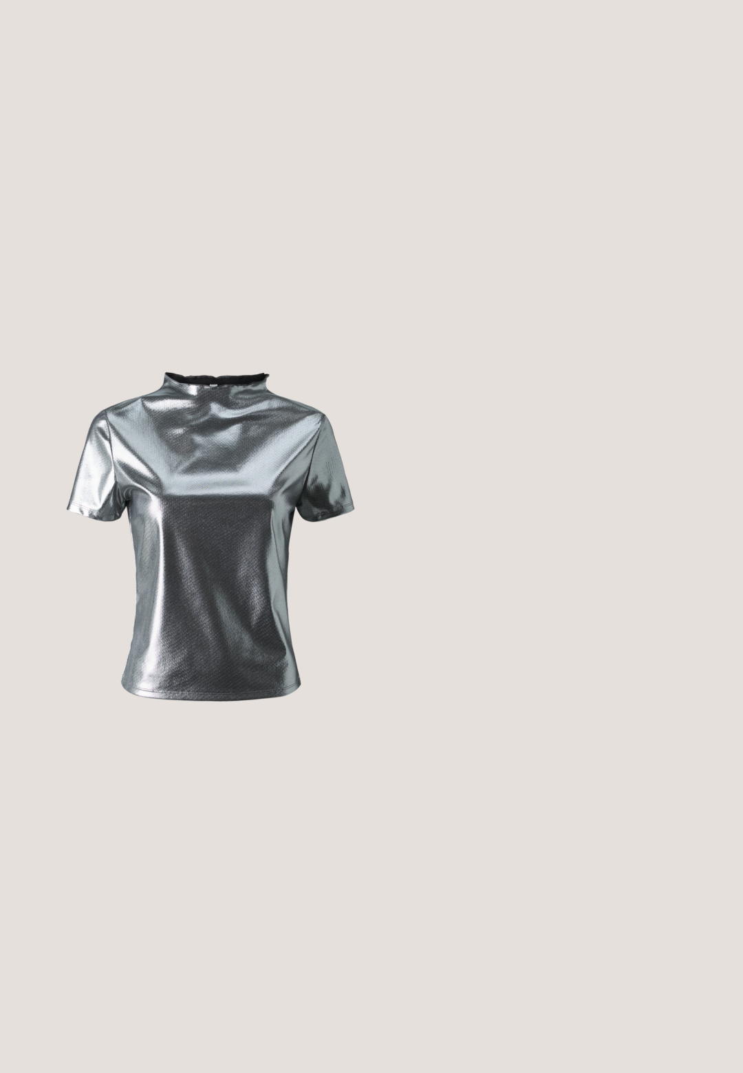 ONLY ONLMELIA MOCKNECK - Trükipildiga T-särk - silver; Hõbedane metallik denim seeliku, millel on vöökoht, neli taskut, tõmblukk ees ja veidi kulunud tekstuur.; Jalad kõrged hõbedased kontsakingad, millel on õhukesed rihmad ja ruudukujulised varbad, seisavad heleda pinnal.; Mustmust mustraha mustone, millel on kõver siluett, kandmisvõime ja läikiv tekstuur. Kandmine kõrgete kontsadega mustade kingade ja istuvate mustade lühikesed pükstega.; Hõbedane orhidee pross, millel on neli tekstureeritud õit, keskmine ümmargune detail, sile pind, läikiv viimistlus ja õitel peened sooned.; Hõbedast metallvöö, millel on ketlingi kujundus ja viis vasardatud südant. Südamed on erineva suurusega, luues ebaühtlase mustri.