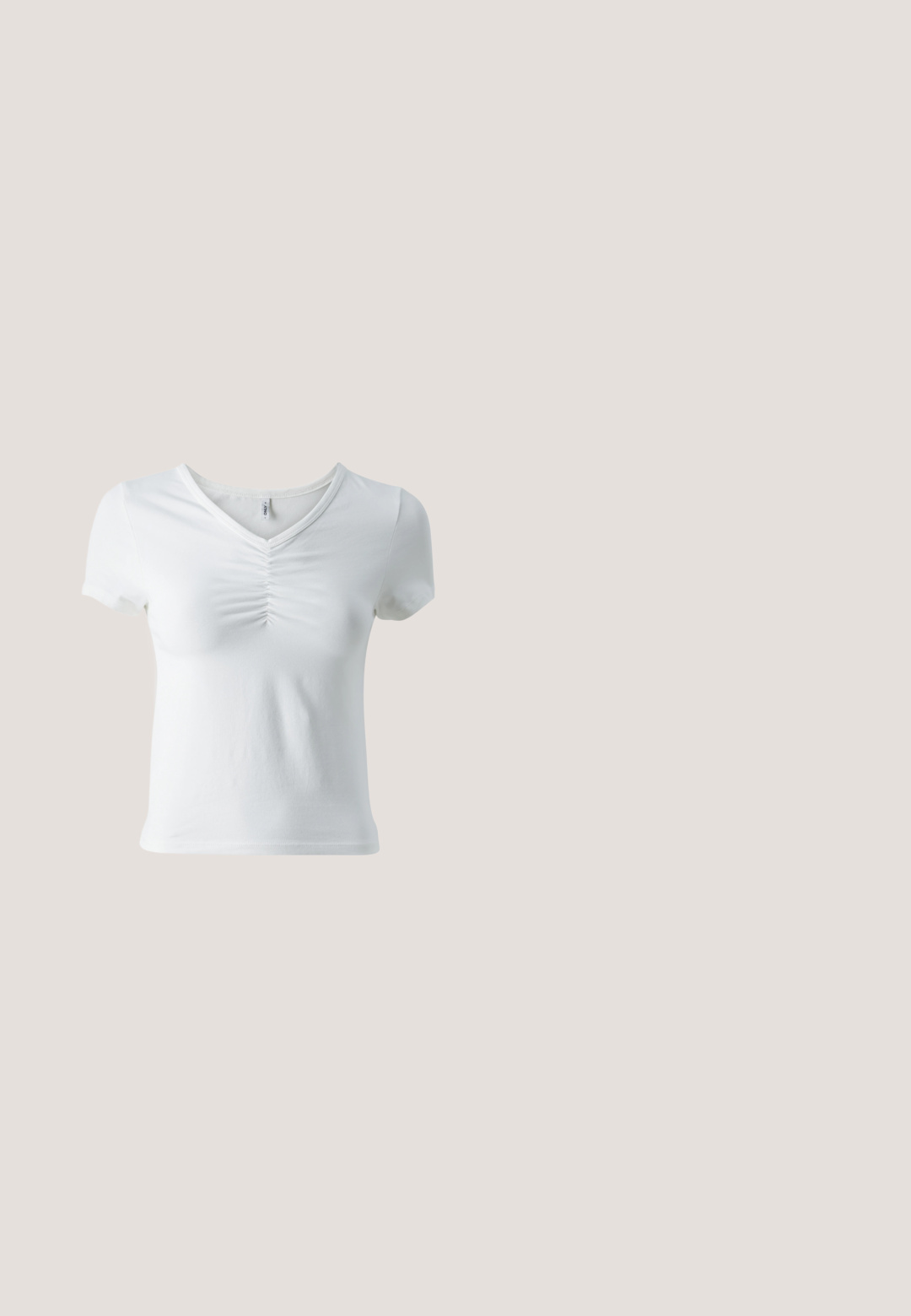 Witte T-shirt met korte mouwen en een V-hals, met geplooide details in het midden van de buste. Gemaakt van zachte, lichte stof. Klassieke pasvorm.; ONLY Tall ONLHOPE GLOBAL HIGH WAIST WIDE - Broek - pumice stone; Witte lage sneaker met gumzool, zilverkleurige gestreepte zijkanten en veterluiting, afgebeeld tegen een effen lichte achtergrond.; Schildpad zonnebril met een rechthoekige vorm, bruine lenzen, een gladde kunststof montuur en dunne veren met subtiele tonale patronen.; Groene suède schoudertas met gebogen klep en zilveren ronde sluiting, met een lange verstelbare band, afgebeeld tegen een effen lichte achtergrond.; Zilverkleurige metalen creolen oorbellen met een glad, licht gebogen oppervlak en sluitingen met haaksluiting op een effen witte achtergrond.