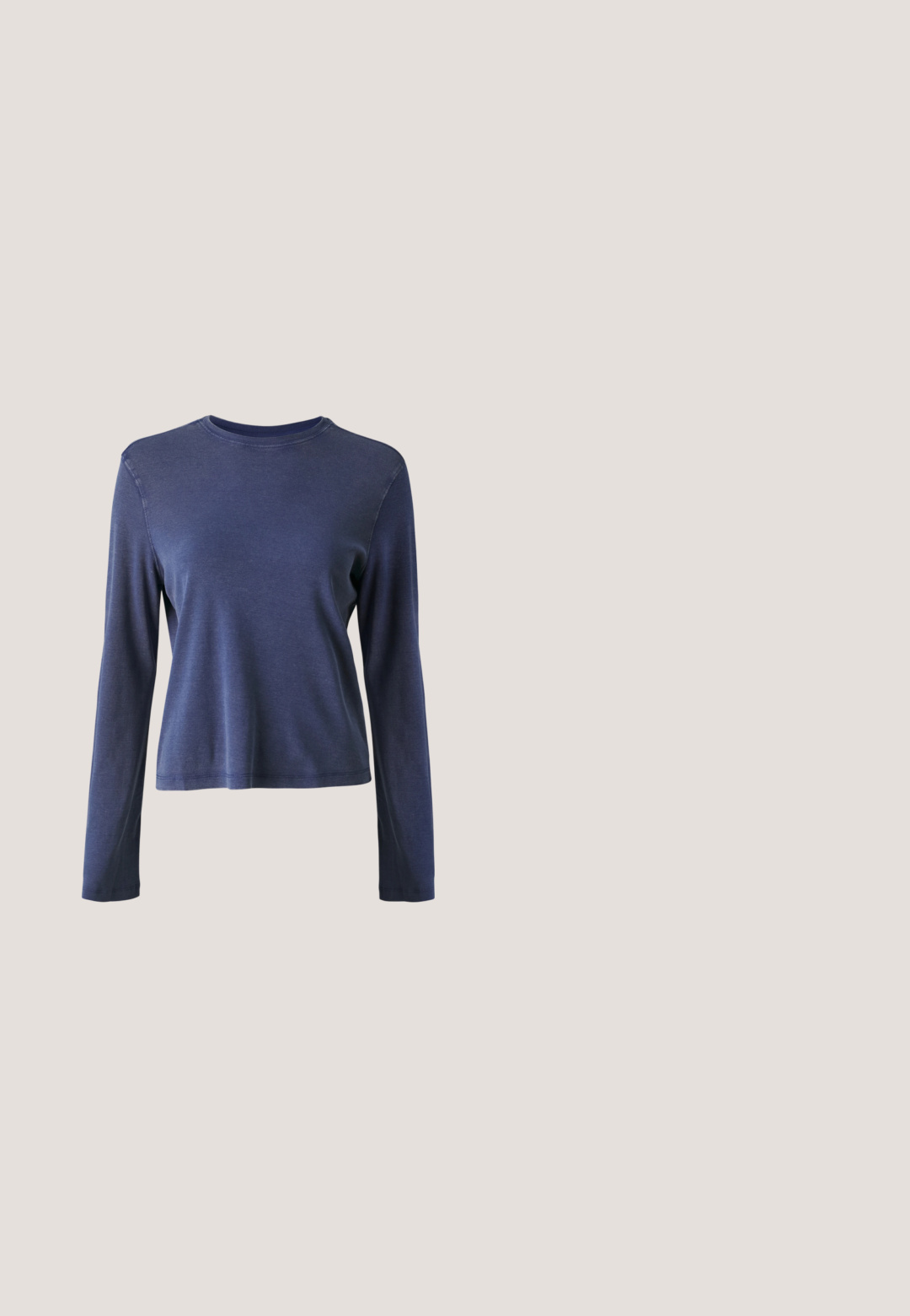 Marineblaue Langarmshirt aus weichem Stoff mit Rundhalsausschnitt, lockerer Passform und dezenten Nähten entlang der Säume.; Blaue Denim-Cargo-Shorts mit elastischem Bund und Kordelzug, ausgestattet mit zwei großen Seitentaschen und einem weiten Bein-Design.; Beine mit weißen Socken und schwarzen Adidas Gazelle Sneakers mit weißen Streifen und dicken braunen Sohlen auf einem grauen Teppichboden.; Schwarze rechteckige Brille mit klaren Gläsern, abgerundeten Kanten und seitlichen Akzenten, mit glänzender Oberfläche des Rahmens und der Bügel.; Schwarze Hobo-Tasche aus glattem Leder mit einer geschwungenen Silhouette, ausgestattet mit einem einzelnen verstellbaren Trageriemen und minimalistischem Design.; Silberne Creolen mit einem glatten, runden Design und glänzender Oberfläche. Verfügt über einen einfachen Scharnierverschluss für ein leichtes Tragen.