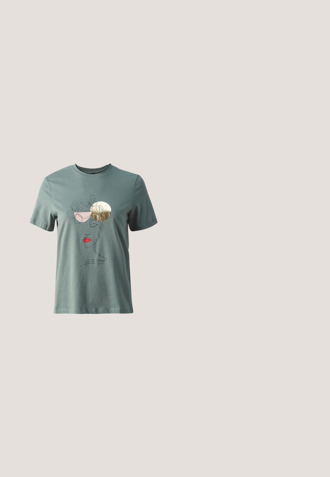Grünes Baumwoll-T-Shirt mit einer minimalistischen Linzeichnung eines Gesichts, akzentuiert mit rosa und goldenen Schmetterlingen sowie roten Lippen. Kurze Ärmel.; Copenhagen Muse JEANNE SKIRT - Jeansrock - medium dirty washed denim; Schwarze Ledersandale für Damen mit dünnen Riemen, quadratischer Spitze, verstellbarer Schnalle am Knöchel und ausgestelltem, mittelhohem Absatz.; Braune Schildpatt-Brille mit ovalen Gläsern, dünnen Bügeln und transparenten Akzenten. Verfügt über ein dezentes Logo am Bügel. Elegantes, leichtes Design.; Grüne Leder-Umhängetasche mit strukturiertem Design, goldfarbenen Beschlägen, Klappverschluss und verstellbarem Riemen. Verfügt über eine zentrale Schnallendetail.; Zarte Halskette mit kleinen weißen Perlen, durchsetzt mit winzigen goldenen Perlen und einem goldenen Karabinerverschluss mit verstellbarer Kette.