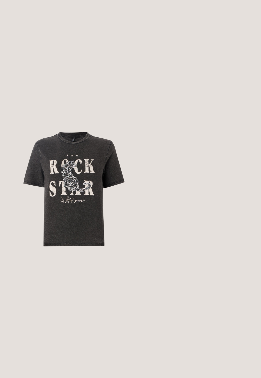 T-shirt en coton noir avec un texte blanc audacieux "ROCK STAR" et un design de silhouette de chat scintillant. Encolure ras du cou et manches courtes.; Jeans en denim bleu clair à taille haute. Présentent des jambes larges, deux zones déchirées aux genoux et un style classique à cinq poches.; Botte de cowboy en daim beige avec des découpes décoratives marron foncé et des coutures, posée sur un trottoir devant un mur carrelé.; Lunettes de soleil noires avec une monture rectangulaire élégante et des verres bleus. Présente une texture lisse et des branches robustes. Logo de la marque sur le côté.; Sac à épaule en cuir marron avec une forme courbée, présentant un détail de boucle proéminent, des coutures contrastantes et une seule bandoulière.; Boucle d'oreille en argent avec une finition polie, présentant de petits détails en or et de forme ronde, portée sur le lobe.