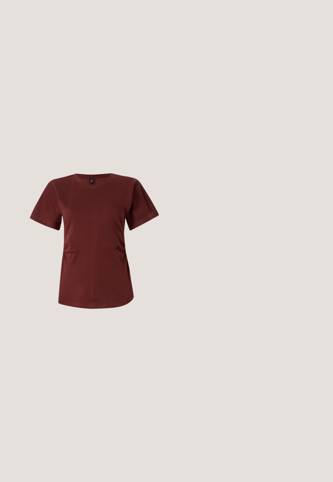 T-shirt à manches courtes bordeaux en coton doux. Doté d'un col rond et de fronces latérales discrètes pour plus de forme. Texture lisse.; Jean noir à jambes larges en denim, avec une taille haute, un design à cinq poches et une fermeture à bouton en métal, présentant une finition légèrement texturée.; Jambes vêtues d’un pantalon slim noir avec des fentes à l’avant de l’ourlet, assorties à des chaussures plates Mary Jane noires avec une petite bride à boucle.; Lunettes noires rectangulaires avec des verres transparents, présentant des bords arrondis et des accents sur les côtés, avec une finition brillante sur la monture et les branches.; Sac à main en cuir noir au design structuré, avec une poignée arrondie et une bandoulière amovible. Présente une texture lisse et un éclat subtil.; Boucles d'oreilles créoles en argent avec une finition lisse et brillante. Forme circulaire, dotée d'un fermoir sécurisé. Design simple et élégant.