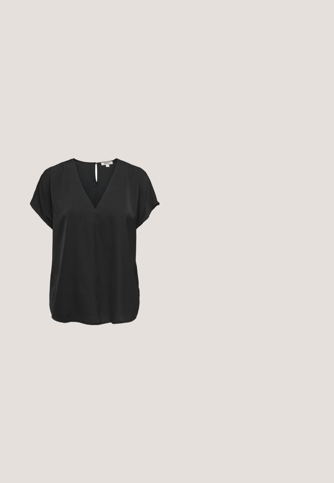 Sort kortærmet bluse med V-hals og knaplukning med nøglehul bagpå, løs pasform, lavet af glat stof.; Sorte denimshorts med bæltestropper, forlommer og et bundet snoretræk i taljen, vist mod en ensfarvet baggrund.; Sort læderloafer med en rundet tå, diskret syning og en metalaccent foran. Flad hæl med en glat, skinnende finish.; Sort taske lavet af blødt, glat stof. Har et sammensnoet håndtag og en snørrelukning, med en rektangulær form og ingen synlig hardware.; Sølvkæde halskæde med hjerteformet vedhæng dekoreret med små krystaller og lukning med hummerlås.; Sort læderbælte med en oval messingspænde. Har flere huller til størrelsejustering. Glat tekstur med et klassisk, minimalistisk design.