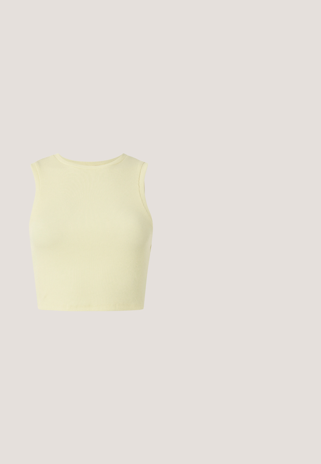 Lichtgele geribde crop top met een ronde halslijn, zonder mouwen en een aansluitend ontwerp. Zachte textuur met een ademende gebreide stof.; Grijze denim shorts met opgerolde zomen, vijf-pocket ontwerp en een centrale knoopsluiting. Soepele textuur met subtiele vervagingsdetails.; Witte hoge canvas sneaker met witte veters, metalen oogjes, dikke rubberen zool en gestructureerde neuskap, naar links gericht op een witte achtergrond.; Bruine schildpad zonnebril met een vintage cat-eye vorm en bruine lenzen. Heeft gebogen armen met rode accenten.; Witte nepleren handtas met een gestructureerde driehoekige vorm, een enkele verstelbare schouderriem en een klep met ronde accenten.; Zilveren oorbellen in de vorm van een ring met een gepolijste afwerking, met een cirkelvorm en een scharnierende postsluiting. Glad oppervlak met minimale details.