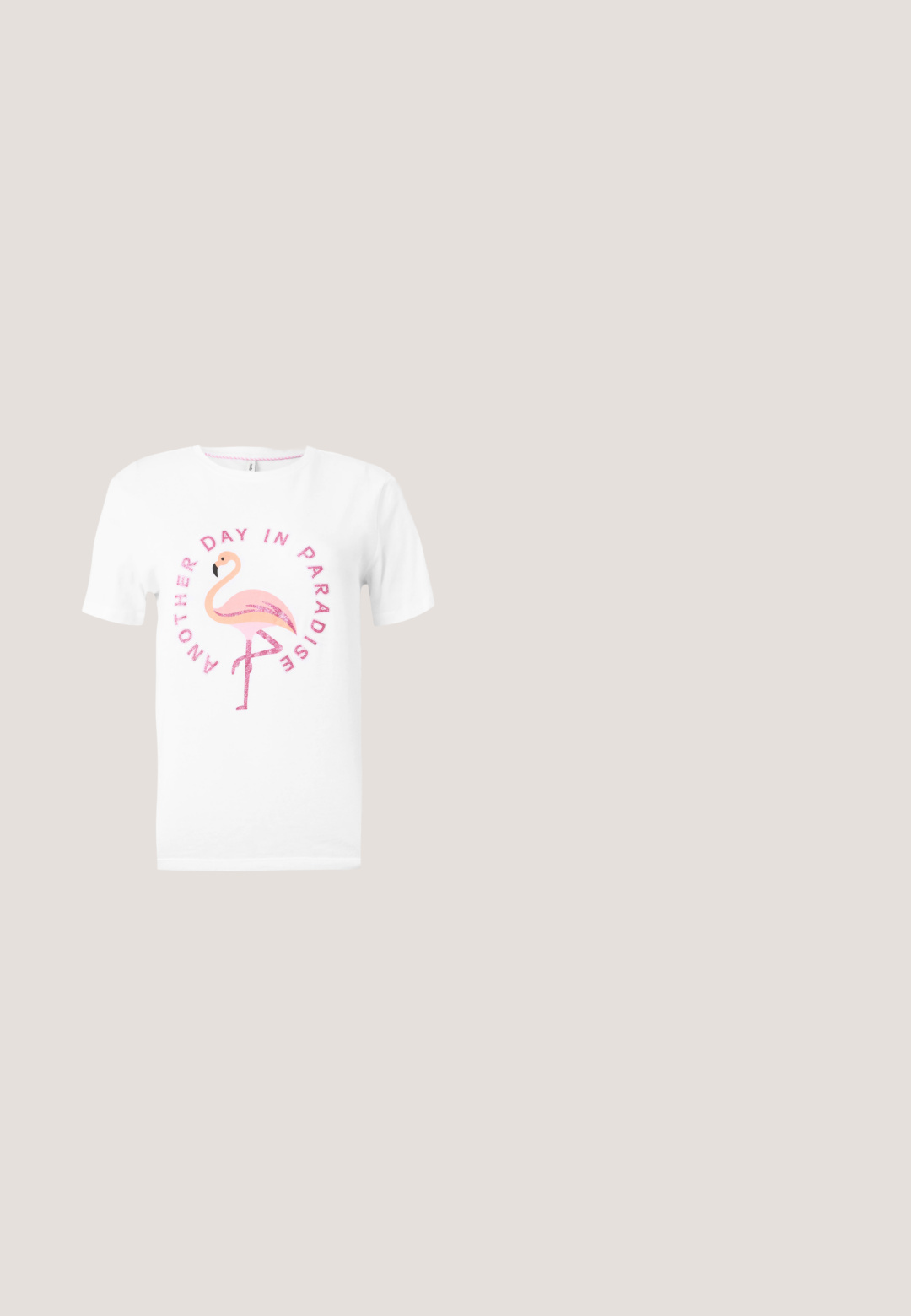 Valge t-särk roosa flamingo kujutise ning sädeleva tekstiga „Teine päev paradiisis“, mis on linnu ümber kõverdatud.; Hallide denim lühikesed püksid gradient sinises pesus, fraktsioneerimisega alumine äär ja mustad äärised külgedel, esi-taskud ja vöökoht.; Tumepruunast nahast pahkluu saabaste chunky kontsaga ja dekoratiivsete metallist pandlatega, paigutatud kaasaegse klaasplokkidest seina taustale.; Punased kassikujulised päikeseprillid gradientsepruunide läätsedega ja kuldsete ringikujuliste logode aktsentidega sangadel, esitatud valgel taustal.; Leopardimustriga käekott, millel on lukuga sulgemine, mustast nahast rihm ja väike logo plaat. Tekstuuriga, ümar disain beeži ja musta värviga.; Hõbedast ehetesari, mis sisaldab kaelakeed, käevõru ja kõrvarõngaid. Südamekujuline kaunistus peene detailiga ja "Guess" ripats.