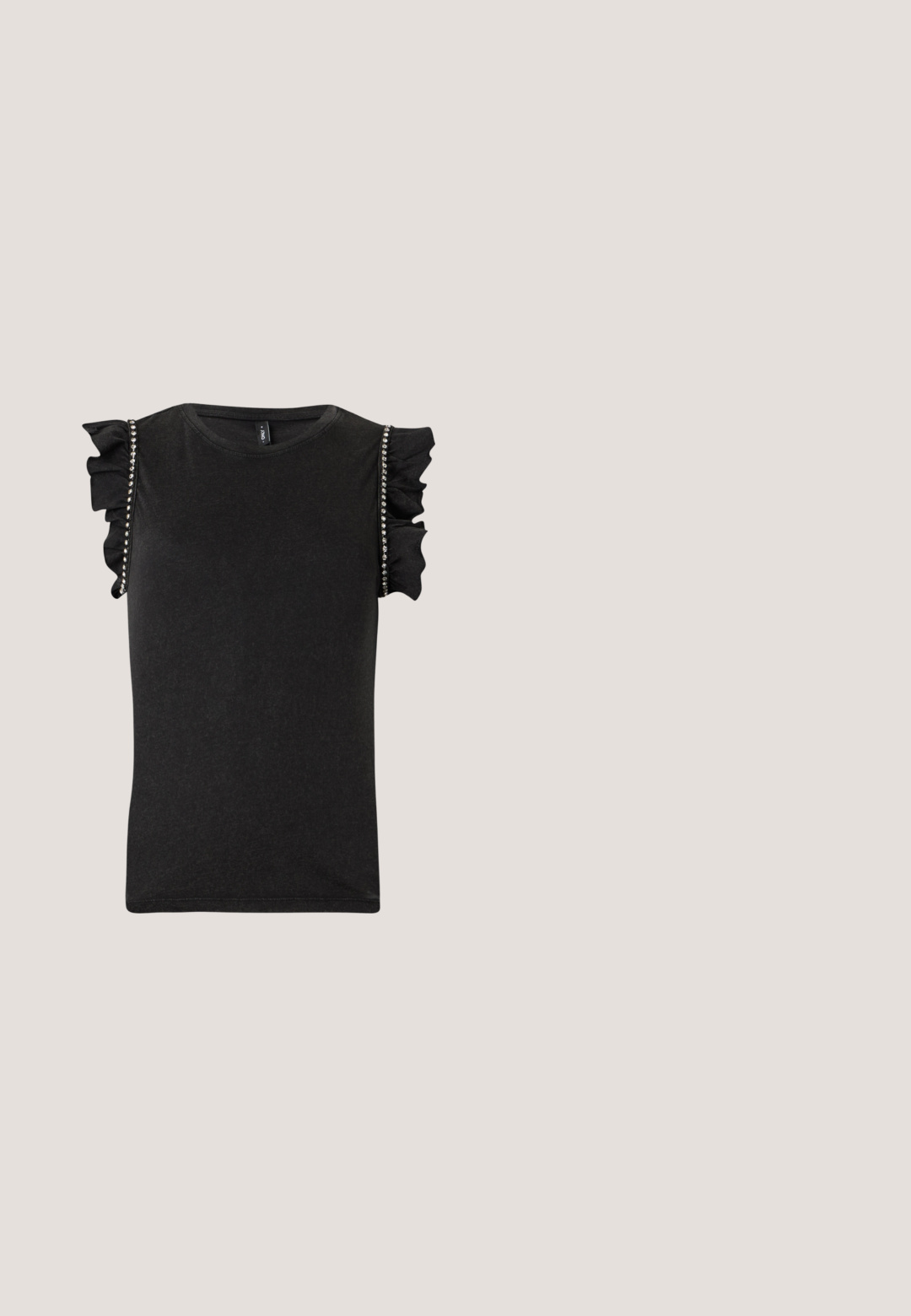 Haut noir sans manches avec épaules à volants et ornements en strass le long des coutures des bras, avec un col rond.; Jupe en cuir noir avec des plis, taille large et deux accents à boucle sur le côté. Texture lisse avec une finition brillante.; Bottes en cuir noires arrivant au genou, avec un bout carré, un large talon et une sangle décorative avec des accents métalliques autour de la cheville. Texture lisse.; Lunettes de soleil ovales noires avec verres sombres, fines montures en métal et branches droites. Présence du logo de la marque à l'intérieur de la branche et de plaquettes de nez.; Sac à main en maille noire orné de clous en argent, avec une poignée incurvée et une bandoulière en chaîne. Texture douce avec une forme arrondie.; Boucles d'oreilles pendantes en argent avec des cristaux clairs rectangulaires et ronds alignés verticalement, sécurisées par des fermoirs à levier.