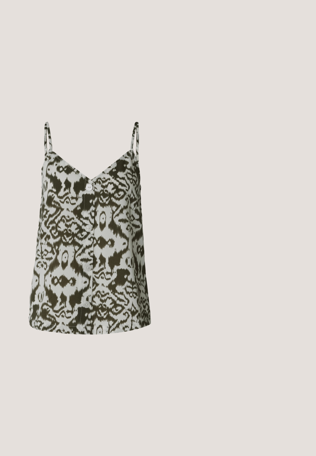 Satijnen top met V-hals, verstelbare bandjes en een groen-wit abstract patroon met een knoopdetail aan de voorkant.; Zwarte wijde broek gemaakt van katoenen stof. Voorzien van een elastische tailleband en een gladde, gestructureerde afwerking. Geen zichtbare patronen of accenten.; Zwarte platformsandaal met drie verstelbare riemen met gespen, geplaatst op een gestructureerd blauw tapijt met een wazige achtergrond.; Zwarte cat-eye zonnebril met een matte afwerking, voorzien van grijs getinte glazen, scherpe hoeken en slanke zijarmen. Merkennaam zichtbaar op de binnenarm.; Zwarte gewatteerde schoudertas met een enkele strap en zilveren hardware, gecombineerd met een fitted, tie-dye patroon jurk in tinten zwart en crème.; Een paar glanzende zilveren oorringen met dunne draadafsluitingen, getoond op een lichtgrijze achtergrond.