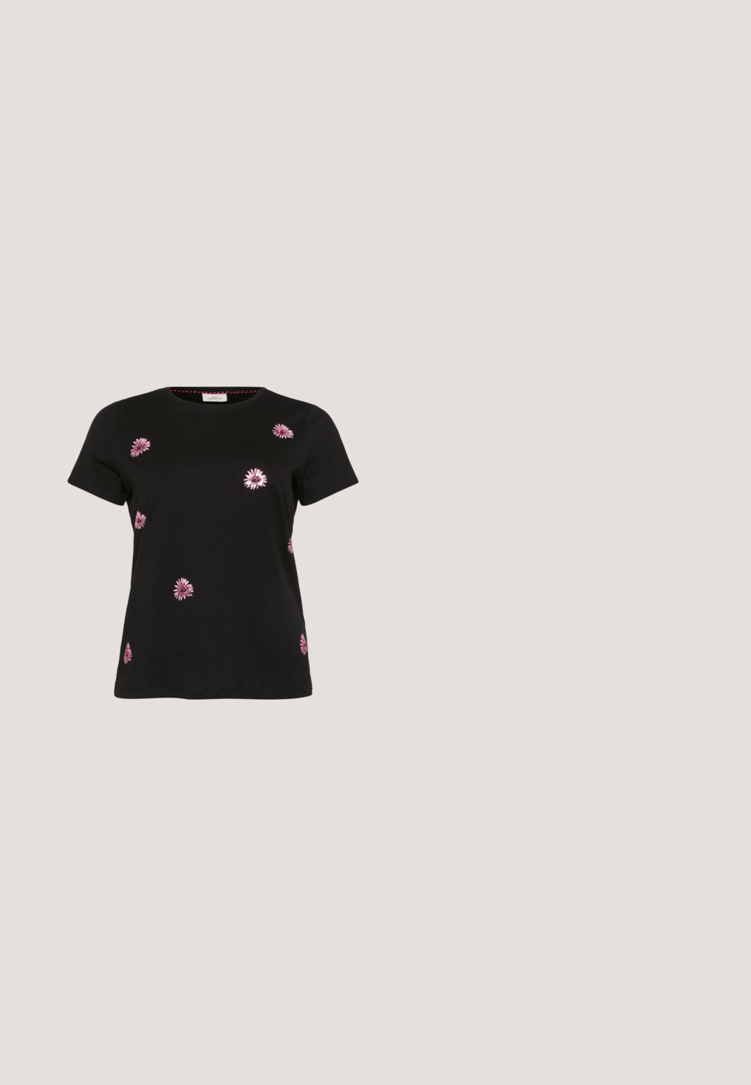 Schwarzes Baumwoll-T-Shirt mit rosa floralen Stickereien in verstreuten Designs. Rundhalsausschnitt und kurze Ärmel. Weicher Stoff, lässige Passform.; Schwarze Jogginghose mit elastischem Bund und verstellbarem Kordelzug. Mit kleinem weißen Nike-Logo auf der linken Seite. Weicher Stoff.; Nike Sportswear AIR MAX 90 - Sneaker low - summit white/dark beetroot/white/metalic gold; Rechteckige braune Sonnenbrille mit dünnem goldfarbenem Metallrahmen und Bügeln im Schildpattmuster auf weißem Hintergrund.; Grau strukturierte Handtasche mit gepolstertem Griff, Netzelementen, verstellbarem Schulterriemen und einem vorderen Verschluss. Kompaktes Design mit abgerundeter Form.; Ohrringe in silberfarbener Ausführung mit einem gedrehten Ohrringdesign, das eine strukturierte Oberfläche und gerippte Details aufweist, gesichert mit einem Steckverschluss.