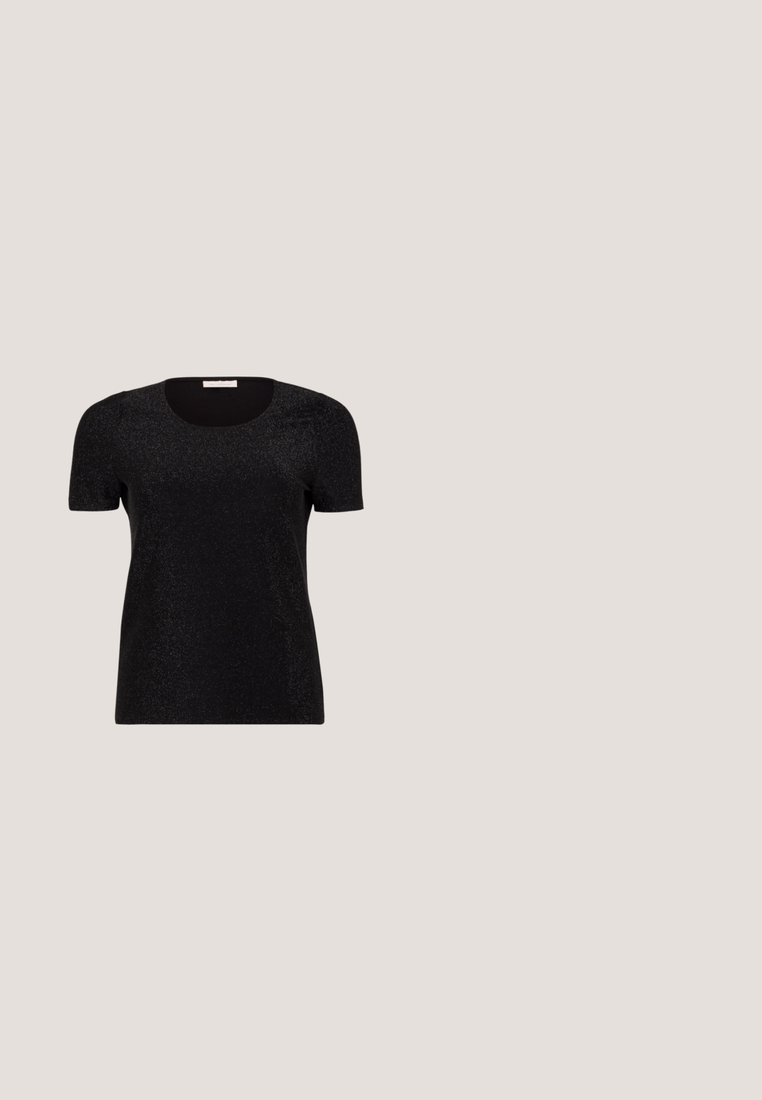 Sort kortærmet top med rund halsudskæring, der har en subtil glitreffekt og puffede skulderdetaljer. Glat, tætsiddende design.; Sorte denim jeans med flared ben og høj talje, der har to forlommer og dobbeltknaplukning, glat tekstur og minimale syninger.; Glitrende sølv højhælede sandal med åben tå, krydset remdesign, justerbar ankelrem og struktureret overdel.; Sorte rektangulære solbriller med mørke linser og "vogue" trykt i guld på stangen, mod en ensartet hvid baggrund.; Sort struktureret håndtaske lavet af læder med et topgreb, aftagelig skulderrem og detalje med frontklap. Guldhardware accenter.; Par glinsende guldfarvede øreringe i abstrakt form med ujævne, strukturerede overflader på en ensfarvet hvid baggrund.