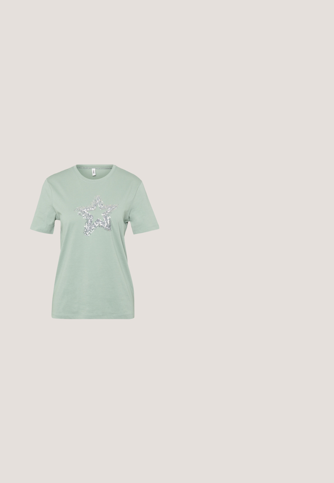 Lichtgroene katoenen T-shirt met korte mouwen, met een zilveren paillettenster ontwerp in het midden. Grote gladde textuur, standaard crew neck.; Grijze uitlopende broek met een gladde textuur en een getailleerd ontwerp, dat wijd uitloopt vanaf de knie tot de zoom.; Zwarte platte schoen met een spitse neus, versierd met zilveren oogjes over de bovenkant, en een solide zwarte hak. Gestructureerd oppervlak.; Ovale brillen met een metallic zilveren montuur, heldere glazen en getextureerde kraalaccenten op de tempels. Lichtgewicht ontwerp met gebogen armen.; Zwarte mesh handtas versierd met zilveren studs, met een gebogen handvat en een kettingschouderriem. Zachte textuur met een ronde vorm.; Zilveren hartvormige oorbellen hebben facetteerbare heldere stenen en een textuurframe. De set bevat stud- en hangende stijlen.