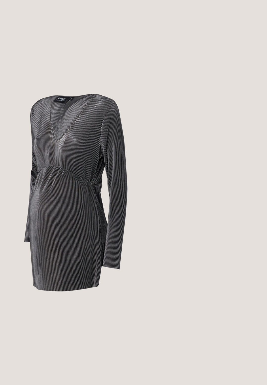 Schwarz-gestreiftes, silbernes Umstandskleid mit V-Ausschnitt, langen Ärmeln und Empire-Taille, entworfen für Komfort und Stil während der Schwangerschaft.; Schwangerschaftsjeans aus dunkelblauem Denim. Slim Fit mit einem dehnbaren, unterstützenden Bauchband. Mit seitlichen Reißverschlüssen an den Knöcheln.; Schwarze Lederflachschuhe mit spitzem Zehenbereich, ausgestattet mit einem metallischen Riemen über dem Spann und einer niedrigen, flexiblen Sohle.; Schwarze Cat-Eye-Sonnenbrille mit matter Oberfläche, grauen getönten Gläsern, scharfen Kanten und schlanken Bügeln. Der Markenname ist auf dem inneren Bügel sichtbar.; Grüne Lederhandtasche mit weißen Akzenten, rechteckiger Form, zwei oberen Griffen und einem herzförmigen Anhänger an einem Reißverschluss.; Silberne Metallohrringe mit gewelltem Design, die aus zwei miteinander verbundenen, länglichen Elementen bestehen. Glatte Textur und polierte Oberfläche. Steckverschluss.