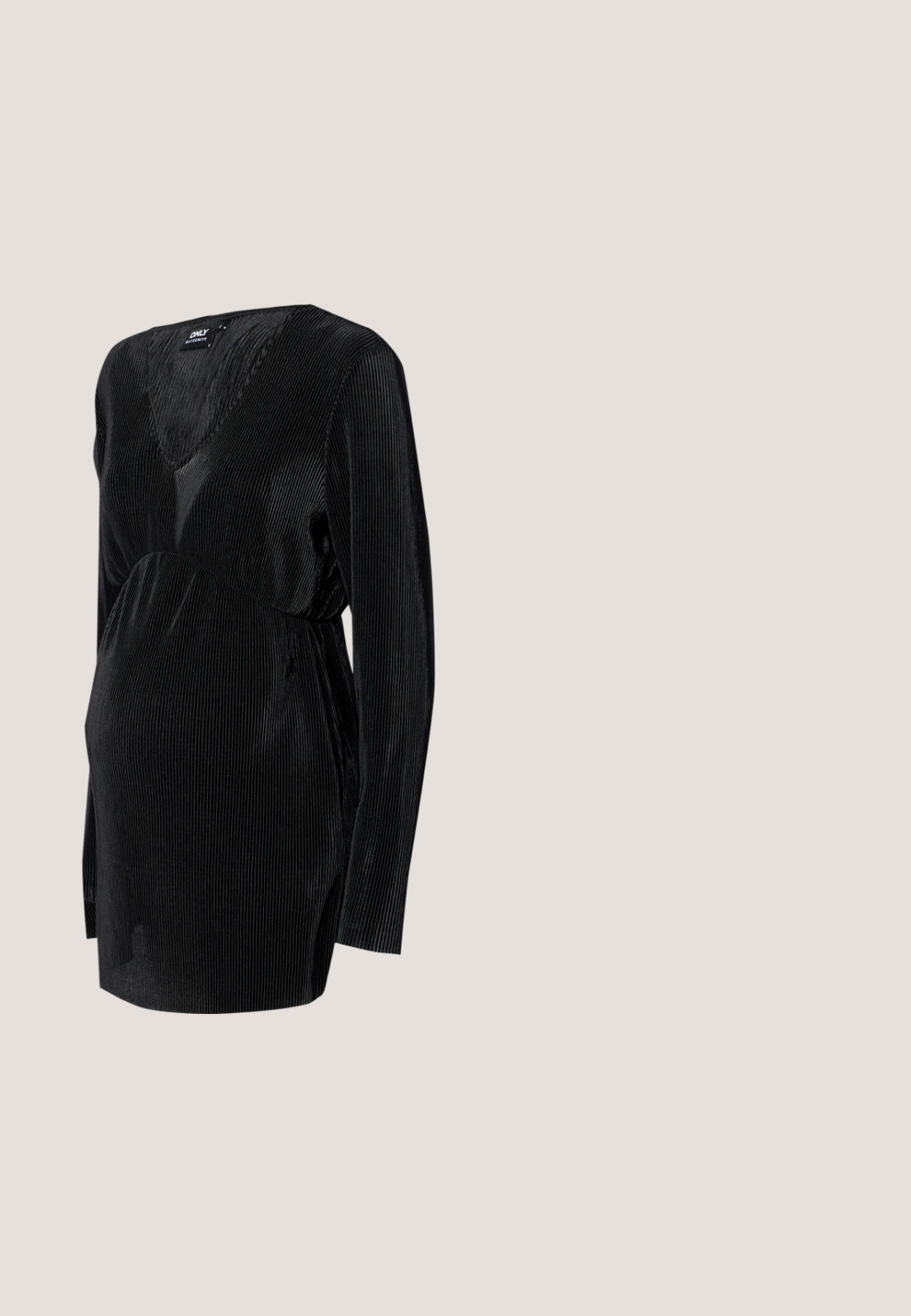 Haut de maternité noir à manches longues en texture côtelée, avec un décolleté en V profond et un design de taille froncée pour un ajustement confortable.; Jeans de maternité en denim bleu foncé. Coupe slim avec une bande de soutien extensible pour le ventre. Comprend des zips latéraux au niveau des chevilles.; Mocassin en cuir noir brillant avec semelle épaisse à crampons et bride penny, présenté en profil latéral sur fond blanc uni.; Lunettes en métal argenté avec des verres ronds et une fine monture. Les embouts de branches noirs offrent un contraste. Plaquettes de nez ajustables incluses.; Sac à épaule en cuir noir avec double anses attachées par des anneaux et rivets dorés, surface lisse et légèrement brillante, design simple.; Paire de boucles d'oreilles ovales torsadées en argent poli avec fermoirs à charnière, présentée sur fond blanc.