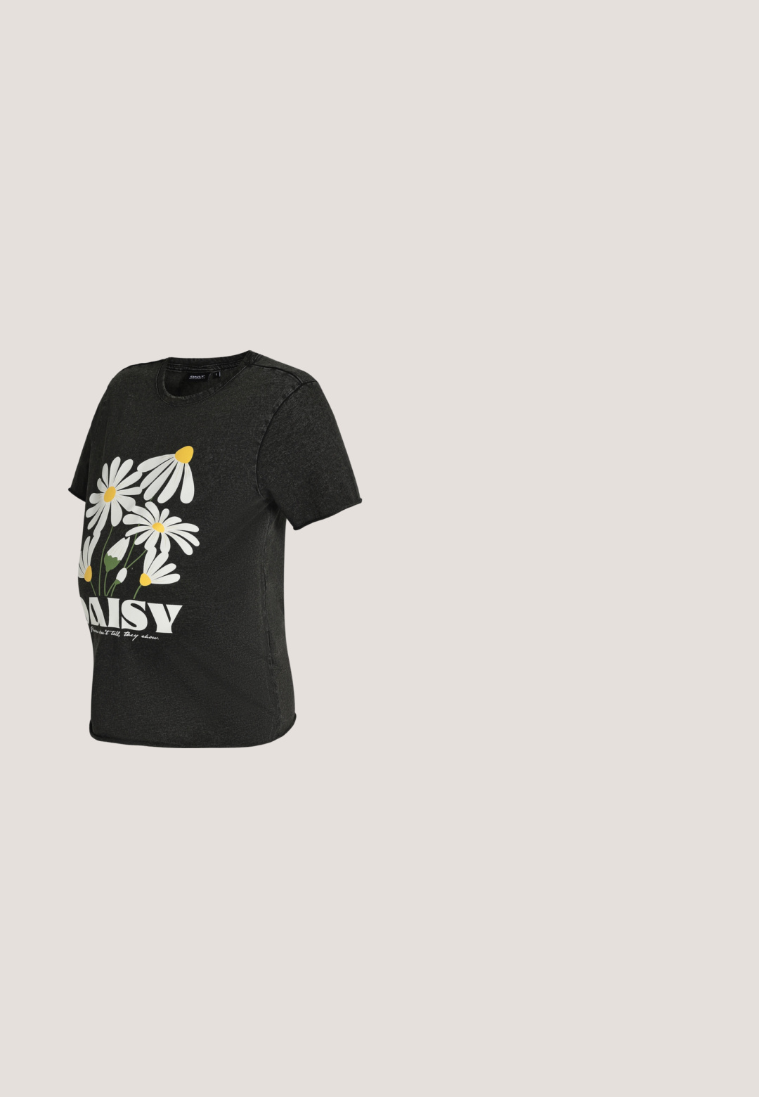 Schwarzes Umstands-T-Shirt mit kurzen Ärmeln, bedruckt mit weißen und gelben Gänseblümchen und dem Wort „DAISY“ auf der Vorderseite.; Schwarze Umstands-Shorts aus dehnbarem Stoff, mit hohem Bund und Spitzenbesatz am Saum für zusätzliche Details.; Schwarzer Ballerina mit abgerundetem Zehenbereich, verziert mit silbernen Nieten. Verfügt über einen Riemen mit Schnalle über dem Rist. Glatte Textur, niedriger Absatz.; Transparente beige rechteckige Brille mit klaren Gläsern auf einer weißen Oberfläche liegend.; Schwarze Lederschultertasche mit einem einzelnen breiten Riemen und dezenten silbernen Beschlägen vor weißem Hintergrund.; Silbernes Blumenbrosche mit abgerundeten Blütenblättern, unterschiedlichen Texturen und hochglanzpolierter Oberfläche. In der Mitte befindet sich ein Cluster von Knospen, die das Licht reflektieren.