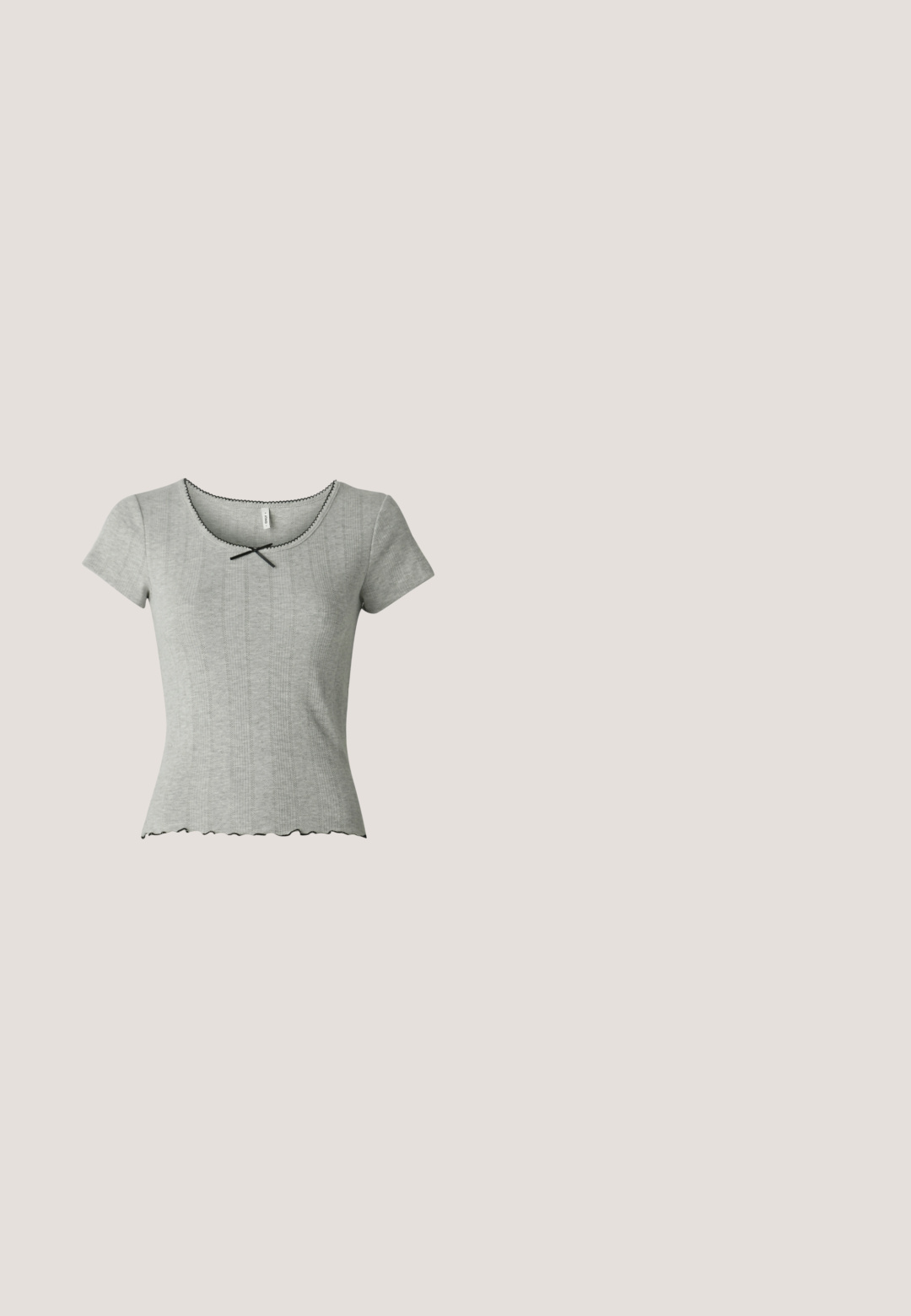 Grijze top met korte mouwen van ribstof, met een golvende rand en zwarte stiksels rond de halslijn, voorzien van een strikaccent aan de voorkant.; Grijze denim jeans met een recht model, vijf zakken, knoop- en ritssluiting, en een licht vervaagde afwerking.; Witte canvas sneakers met rubberen zolen, voorzien van zes vetertjes, een ronde neus en lichte stikdetails, gecombineerd met witte enkelsokken.; Zwarte zonnebril met een rechthoekig frame, donkere lenzen, gladde plastic materiaal en een metalen accent op de poot.; Pieces PCALUANA SHOULDER BAG - Handtas - black; Zilveren hoepel oorbellen met een golvende, onregelmatige textuur. Kenmerken een dunne, ronde vorm en een reflecterende afwerking.