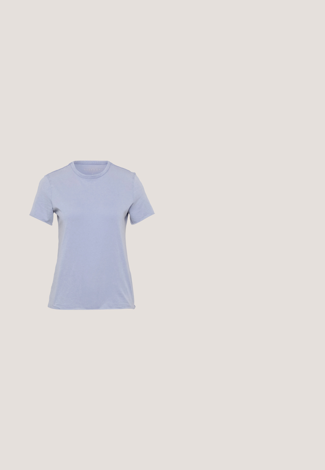 Helllila Kurzarm-T-Shirt mit rundem Halsausschnitt, aus weichem Stoff gefertigt, mit glatter Textur und ohne sichtbare Muster oder Akzente.; ONLY Petite ONLSHAPE - Jeans Skinny Fit - light blue denim; Weißer und beiger Laufschuh mit blauen Akzenten, Mesh-Obermaterial, gepolsterter Sohle und Schnürdesign, von der Außenseite gezeigt.; Silberne ovale Metallbrillen mit klaren Gläsern, die dekorative seitliche Akzente und schwarze Tips an den Bügeln für zusätzlichen Halt und Komfort aufweisen.; Schwarz-silberne Handtasche mit einer strukturierten Oberfläche, die ein Diamantmuster aufweist, einem geknoteten Griff und einer strukturierten Form.; Silberne Creolen mit einem Kreuz- und Herz-Anhänger. Glatte, glänzende Textur mit polierter Oberfläche. Jeder Anhänger hängt an einem sicheren Ring.