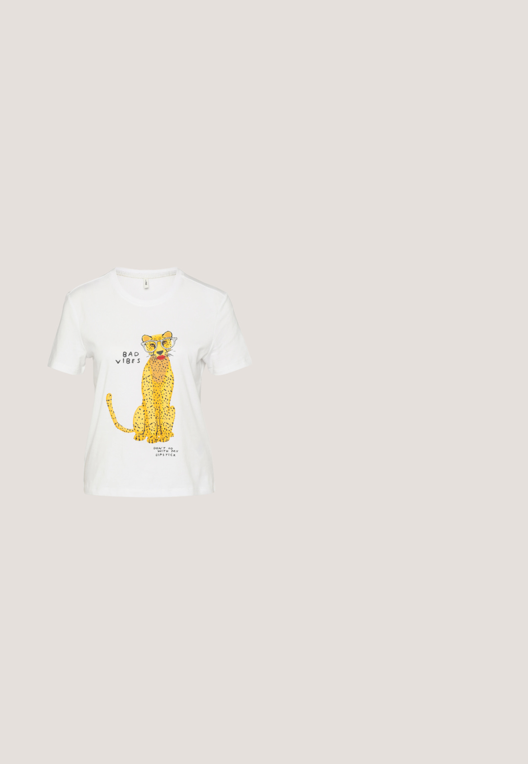 Hvid bomulds T-shirt med en tegneserie-gepard med briller, gule pletter og legende tekst: "DÅRLIGE VIBRATIONER" og "TAG IKKE MED MIN LÆBESTIFT."; Beige højtaljede vide ben jeans med forreste knap og lynlås, for- og baglommer samt bæltestropper på en hvid baggrund.; Sorte laklæder flade sko med firkantet tå, der har to stropper med spænder. Sålerne er flade på et lyst trægulv.; Kompakt crossbody-taske i sort læder med gyldent lynlås, lille topstrop, aftagelig rem og sort blomsterformet vedhæng på frontlommen.; Par skinnende sølvøreringe med tynde trådlåse, vist på en lys grå baggrund.; Mørkebrun læderbælte med spænde i guldfarvet, snoet låsemekanisme, vist på en ensfarvet hvid baggrund.