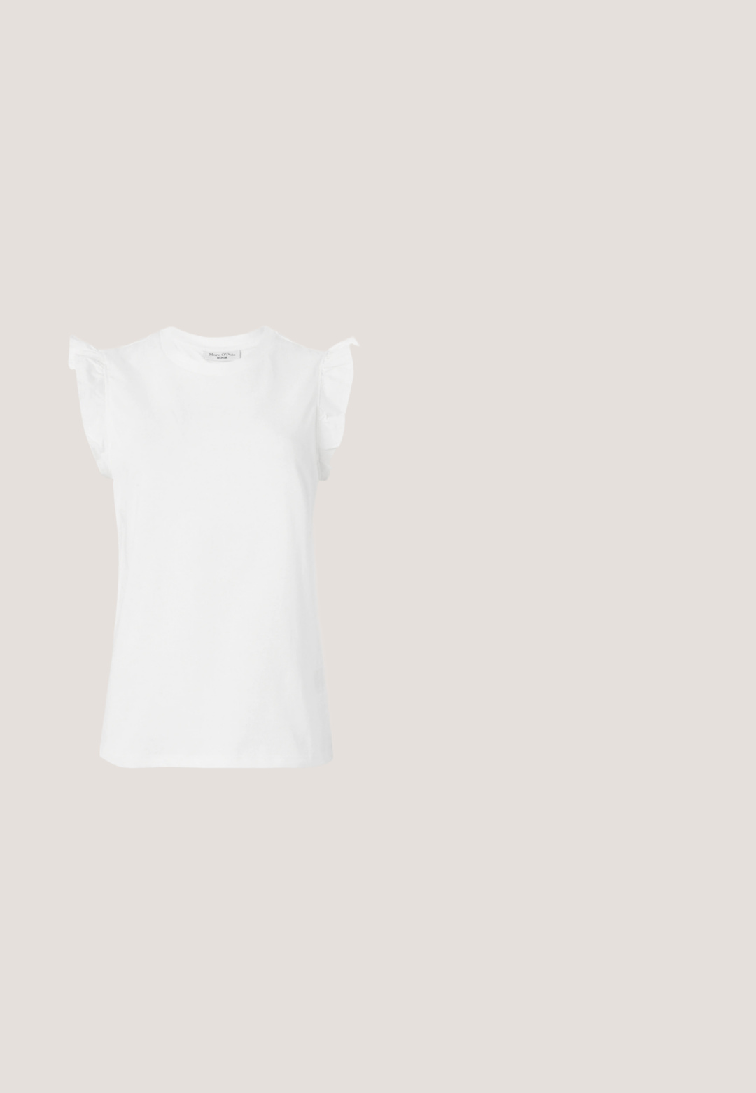 Hvid kortærmet t-shirt i bomuld med flæsekant på skuldrene og en rund halsudskæring. Glat tekstur og klassisk pasform.; Blå denim shorts med vide ben, frontsømme detaljer og et matchende stofbælte med sølv D-ring spænde.; Brune læderslipper med to justerbare remme og gyldne spænder. Plattformsål med flettet tekstur og små gyldne detaljer.; Runde solbriller med brune gradientlinser, en tortoiseacetatramme og gyldne metalakcenter på broen og stængerne.; Beige ruskindtaske med lange lysebrune læderstropper, blød tekstur og enkel syning på en ensfarvet hvid baggrund.; Sølvøreringe med et minimalistisk design. Cirkulær form, glat tekstur og tynd profil. Letvægtige med en poleret overflade.