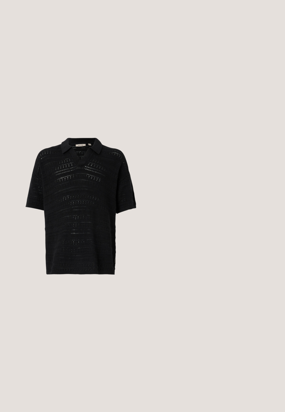 Polo shirt noir à manches courtes avec un design texturé en tricot ouvert. Doté d'un col en V et d'un tissu tissé doux. Style minimaliste et respirant.; Jean noir coupe droite avec bouton sur le devant, fermeture éclair, passants de ceinture et cinq poches sur fond gris clair.; Chaussures en cuir noir avec un bout rond, un laçage et une semelle en caoutchouc épaisse et texturée. Présente des coutures le long du bord et une finition lisse.; Lunettes de soleil noires de forme rectangulaire, verres foncés, accents argentés aux tempes et finition mate sur la monture.; Collier en métal ton argent avec un design de chaîne tordue et un pendentif circulaire à la finition polie.; Ceinture en cuir noir avec une texture lisse, boucle rectangulaire en argent et une boucle pour l'extrémité. Présente des coutures soignées le long des bords.