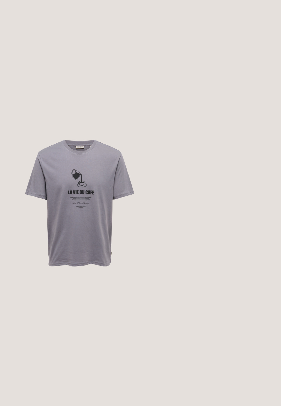 Graues T-Shirt mit kurzen Ärmeln, mit einer Grafik einer Kaffeekanne, die in eine Tasse gießt, und dem Text „LA VIE DU CAFÉ“ auf der Vorderseite.; ONLY ONLWAUW MID WAIST - Jeans Slim Fit - dark blue denim; Hoch oben Sneakers mit einem weißen Canvas-Obermaterial, roten Gummiakzenten und einem fransigen Saumdetail, silbernen Ösen und einer strukturierten Sohle.; Eyewear by David Beckham Sonnenbrille - gold-coloured/black_; Braune Stofftragetasche mit zwei Griffen und einer Vordertasche, auf der das Logo "LES DEUX" in gelber Schrift zu sehen ist.; Armband mit abwechselnden kleinen schwarzen und roten runden Perlen, goldenen Abstandshalter-Perlen und einem goldfarbenen Karabinerverschluss mit Verlängerungskette.