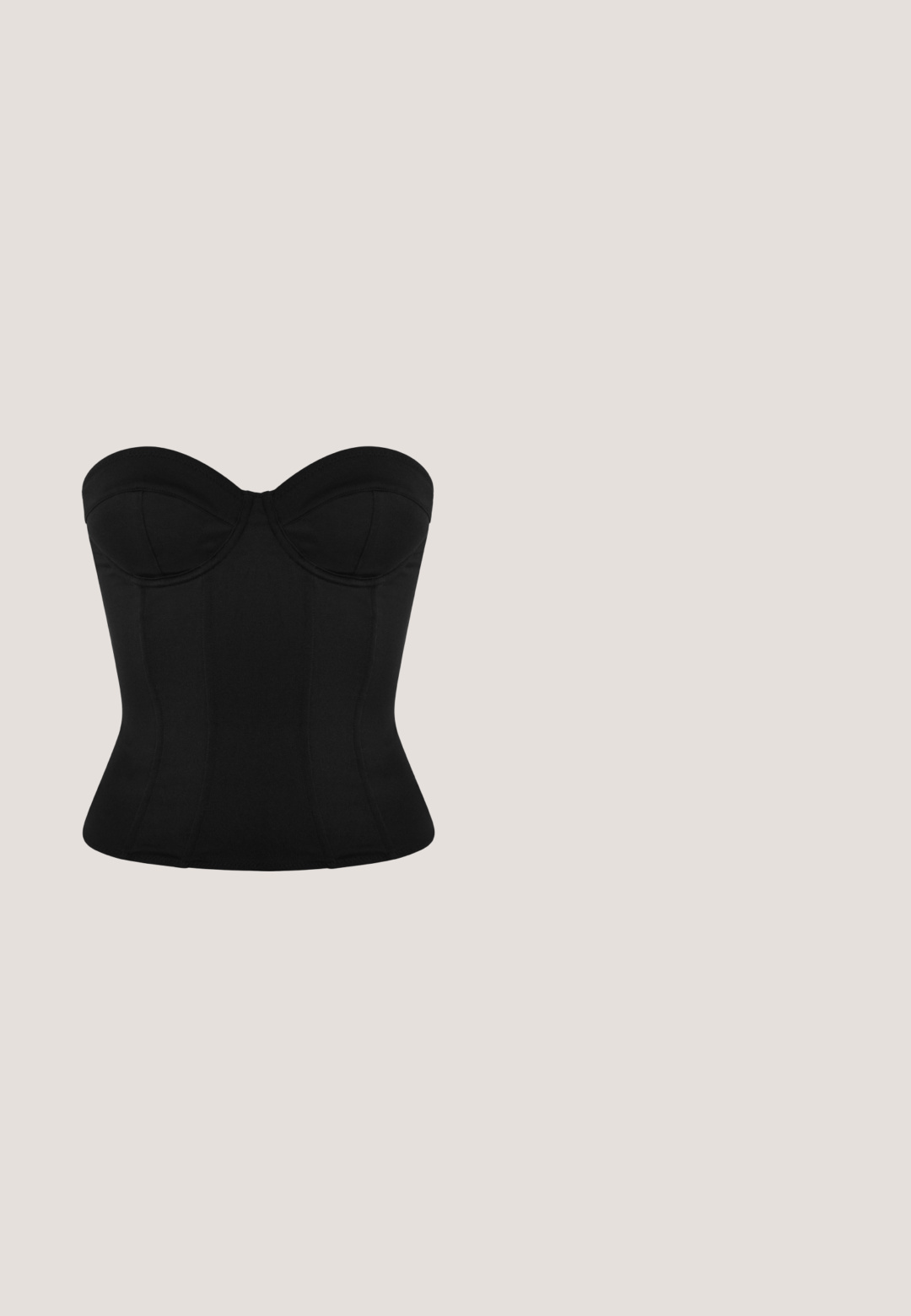 Schwarzes, trägerloses Korsettoberteil mit strukturierten Cups und tailliertem Schnitt, entworfen für Formgebung und Unterstützung.; Schwarze Leder-Hosen mit weitem Bein und Kordelzugbund. Glatte Textur, hohe Taille, lockere Passform, mit seitlichen Taschen und Knopfverschluss.; Schwarzer Leder-Stiefelette mit spitzer Spitze und dünnem Stiletto-Absatz, glatte Textur, Seitenansicht auf weißem Hintergrund.; Schwarze Sonnenbrille mit rechteckigen Rahmen und Verlaufsgläsern. Mit goldenem "DG"-Logo an den Bügeln. Aus glattem Kunststoffmaterial.; Schwarz glänzende Handtasche aus Lackleder mit einem goldenen Kettenriemen, rechteckige Form, mit einem Verschluss mit Klappe und einem metallischen Logo-Akzent.; Schwarzer Ledergürtel, aufgerollt mit einer großen glatten ovalen goldfarbenen Schnalle vor weißem Hintergrund.