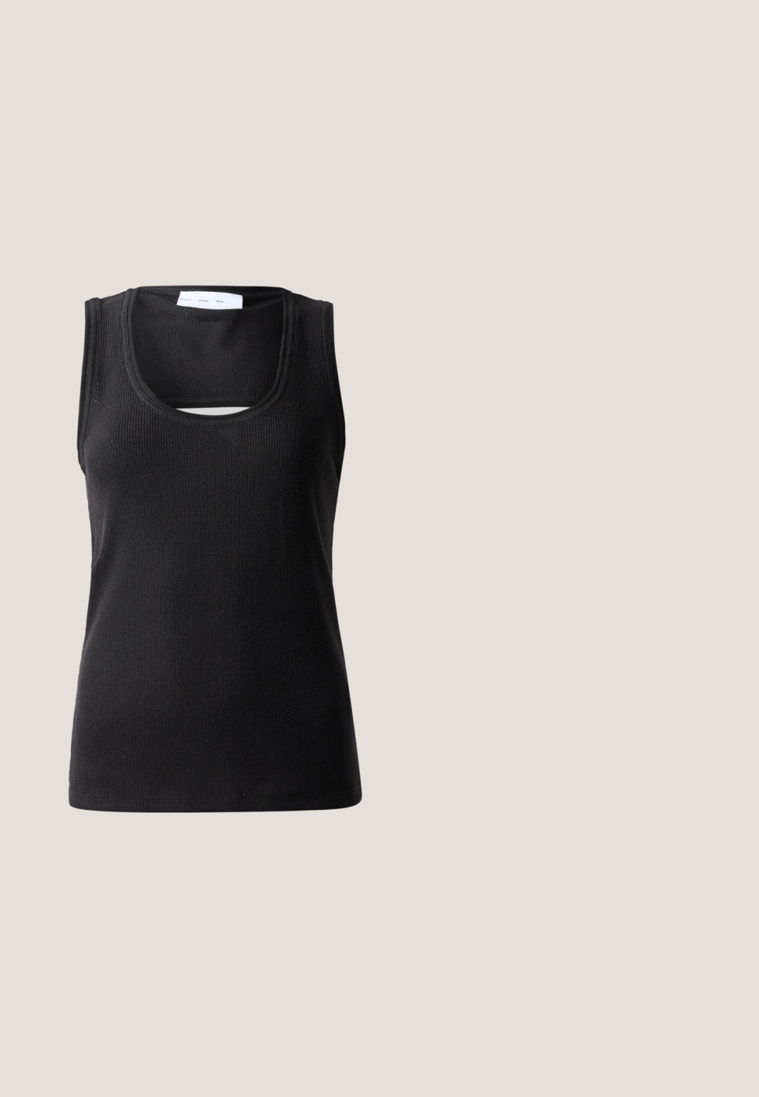 Schwarzes ärmelloses Tanktop aus geripptem Stoff, mit einem runden Ausschnitt und einem kleinen Ausschnitt an der Front für zusätzlichen Designakzent.; Schwarzer Midirock aus einem glatten Stoff, mit einem taillierten Bund, gerader Silhouette und seitlichen Schlitzen für mehr Bewegungsfreiheit.; Schwarze Ledersandale für Damen mit dünnen Riemchen, einer Zehenlasche, einer Knöchelschnalle und einem mittelhohen Stöckelabsatz vor neutralem Hintergrund.; Schwarze Cat-Eye-Sonnenbrillen mit dunklen Gläsern und kleinen silbernen Nieten entlang der Rahmenkanten, auf einer weißen Oberfläche präsentiert.; Schwarze Ledertasche mit gerafftem Design, einem einzelnen Riemen, silbernem Metallrahmen und zwei großen runden silbernen Verschlüssen.; Silberne Creolen mit verlängerten ovalen Gliedern, die eine polierte Oberfläche und einen strukturierten Anhänger aufweisen. Einfaches Design mit glatten Kanten.