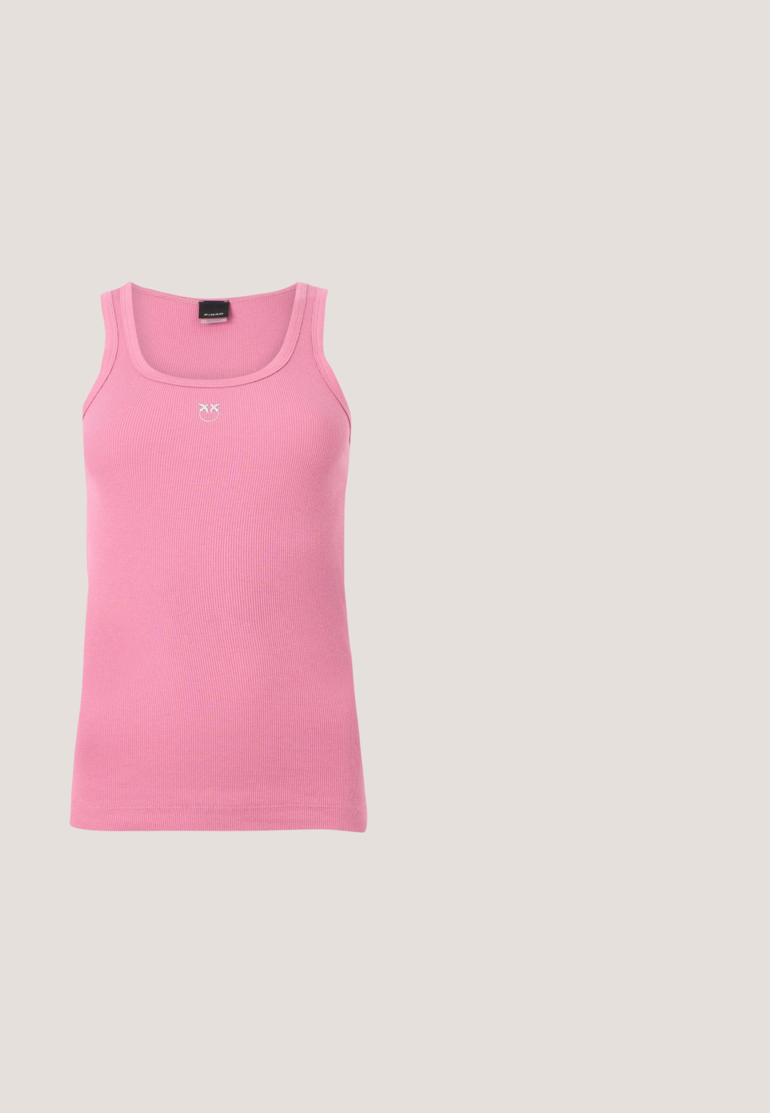Lyserød ribbet ærmeløs tanktop med firkantet halsudskæring og lille hvidt broderet logo midt på brystet.; Lyseblå, knælang nederdel med løs pasform, der har en elastisk talje og justerbare snore. Glat, letvægtsstof.; Sort flad slide-sandal med to brede læderremme og en lille guldbøjle på lys grå baggrund.; Sorte solbriller med en ottagonal ramme, mørke linser og en blank finish. Har et diskret logo på siden af stangen.; Sort læderhåndtaske med et struktureret design, der har en buet klap, guldfarvet hardware og en fremtrædende logoaccent foran.; Guld hoop øreringe med to sorte firkantede sten hængende nedenunder, med en glat overflade og et klassisk design.