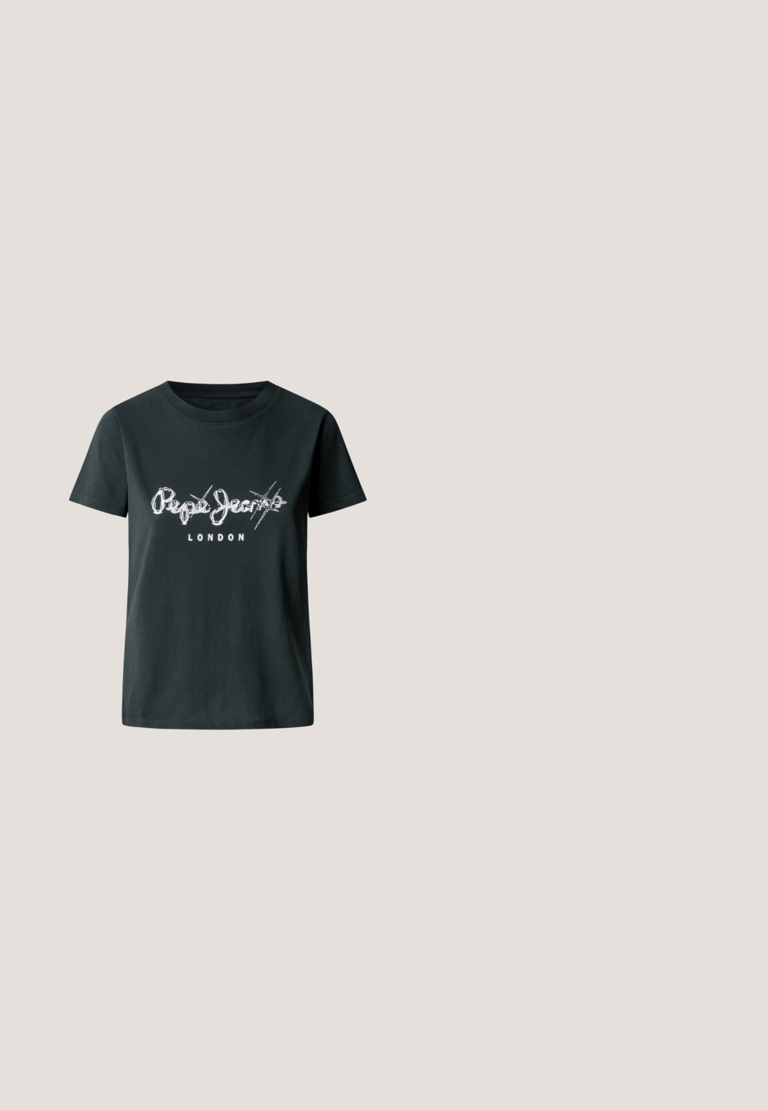 Mustahulu musta t-särk, millel on valge kulunud logo "Pepe Jeans LONDON" rinnaeosal, lühikeste varrukatega ja ümara dekolteega.; Korkeavyöstön mustat kulutetut suorat farkut etutaskuilla, vyölenkeillä, nappikiinnityksellä ja brändätulla sisävyötärölabelilla.; Musta mokkanahkainen slip-on-kenkä pyöreällä kärjellä, joustavalla nyörisululla, kahdella nahkaisella sivuraidalla ja tasaisella kumipohjalla.; Musta suorakaiteen muotoiset aurinkolasit tummilla linsseillä, kiiltävillä muovikehyksillä ja kultaisilla yksityiskohdilla oksalla.; Mustakoruista käsilaukkua, jossa on kaareva siluetti, kantokahva ja kiiltävä pinta. Yhdistettynä korkeakorkoisiin mustiin kenkiin ja napakoihin mustiin shortseihin.; Kultaiset korvarenkaat, joissa on kiertyvä, veistetty muotoilu, toinen pystyasennossa ja toinen makaa valkoisella taustalla.