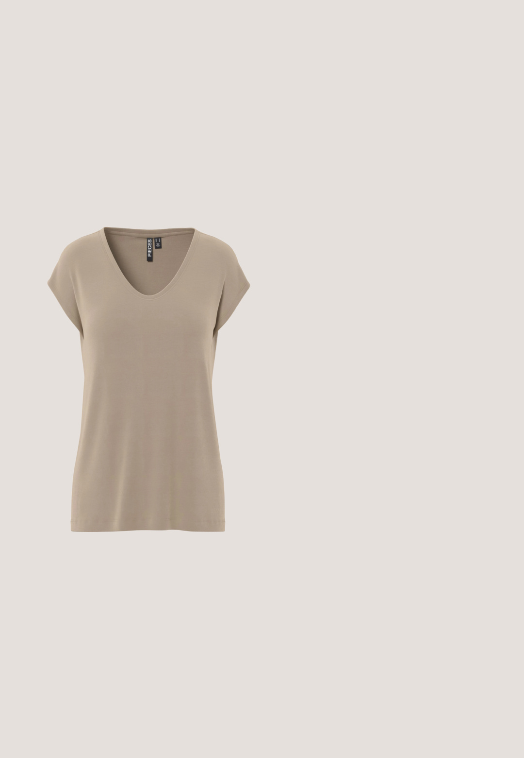 Beige värinen, rento naisten lyhythihainen V-kaula-aukollinen toppi, jossa on vaatteen merkki kaula-aukossa sisäpuolella.; Vero Moda Wide leg VMLUNADESI Mid waist - Housut - black; Musta nahkainen slingback-kenkä, jossa on kärkikärki, matala paksu korko ja minimalistinen muotoilu, jossa on ohuet remmit ja sileä pinta.; Musta, soikea aurinkolasit, ohuilla varsilla ja punertavilla linsseillä, lepää valkoisella pinnalla.; Musta nahkainen käsilaukku, jossa chevron-ommeltu kuvio, hopeinen ketjuolkaiminen hihna ja metallinen logokoriste. Kompakti suorakulmainen muoto.; Hopeasydänkorvakorut sisältävät hiottuja kirkkaita kiviä, joissa on teksturoitu kehys. Settiin kuuluu nappi- ja roikkuvat mallit.