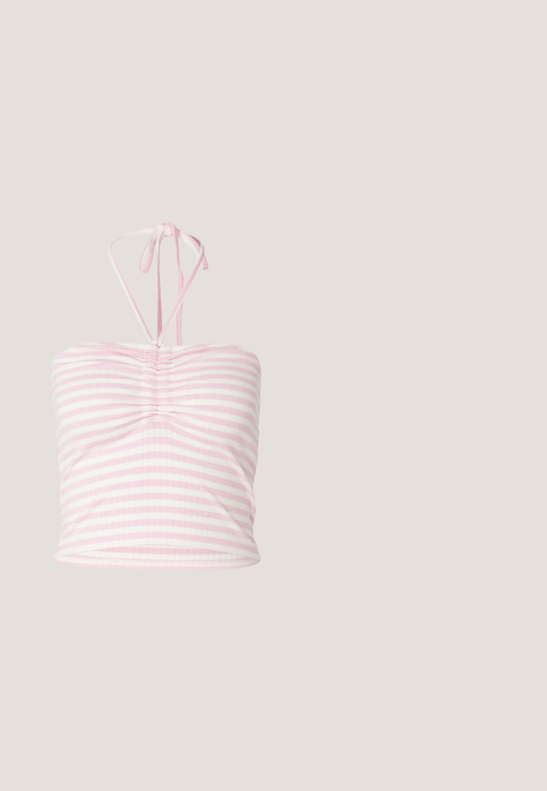 Horizontaal gestreepte roze crop top met een verzameld ontwerp aan de voorkant, halternekstrikken en een gladde stoftextuur.; Lichtblauwe denim jeans met een rechte pijp, vijf zakken, een sluiting met een knoop aan de voorkant en subtiele vervaging op de stof.; Witte en beige hardloopschoen met blauwe accenten, mesh bovenwerk, gewatteerde zool en vetersluiting, getoond vanaf de buitenkant.; Roze transparante zonnebril met ovale lenzen, donkerrode tint en slanke pootjes, met een gladde afwerking en subtiele details op het frame.; Roze, gevoerde handtas met een afgeronde vorm, gemaakt van glanzend materiaal. Beschikt over een geplooide handgreep en een ritssluiting voor veilige toegang.; Grote zilveren creolen met een gepolijste metalen afwerking, met een glad, circulair ontwerp en een veilige sluiting.